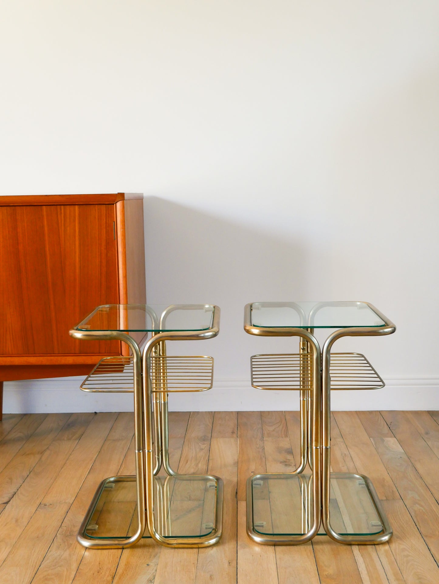 Paire de tables de chevets en laiton doré et verre, Design, 1970