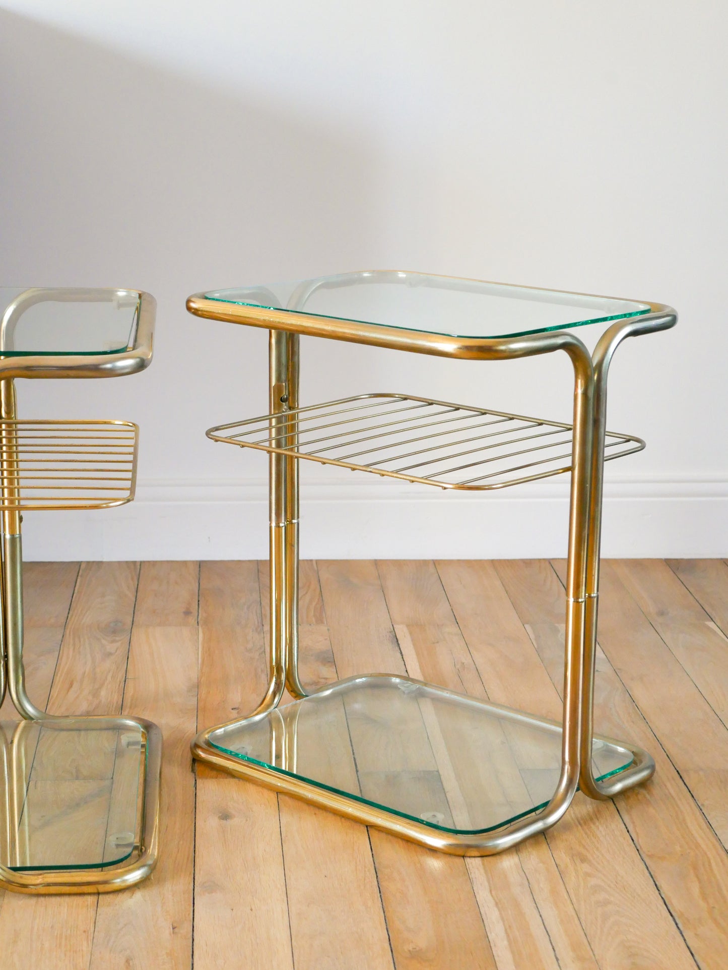 Paire de tables de chevets en laiton doré et verre, Design, 1970