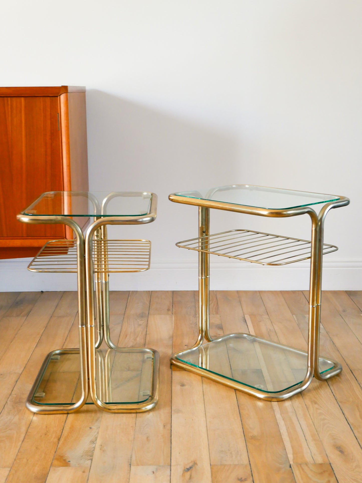 Paire de tables de chevets en laiton doré et verre, Design, 1970