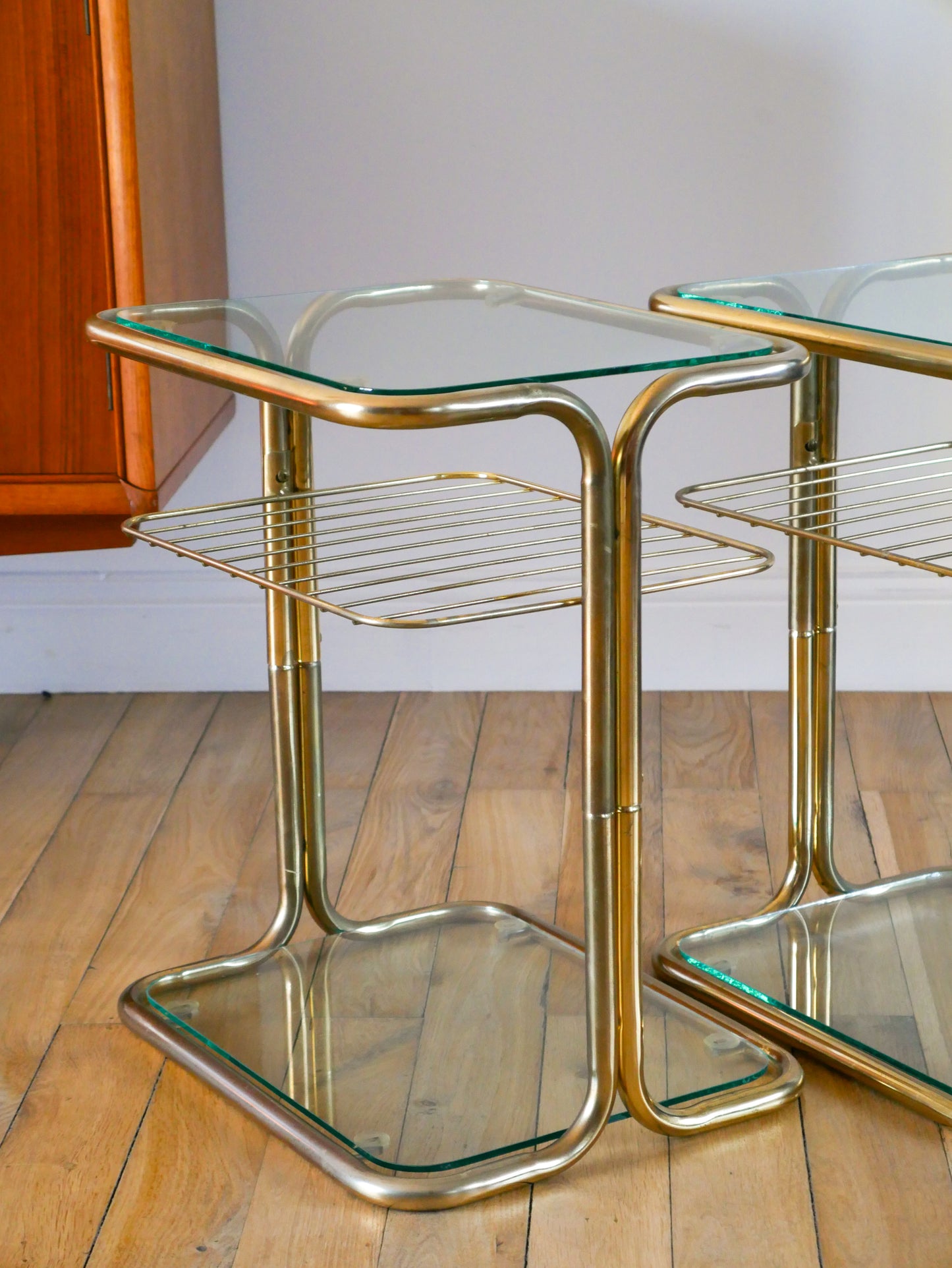 Paire de tables de chevets en laiton doré et verre, Design, 1970