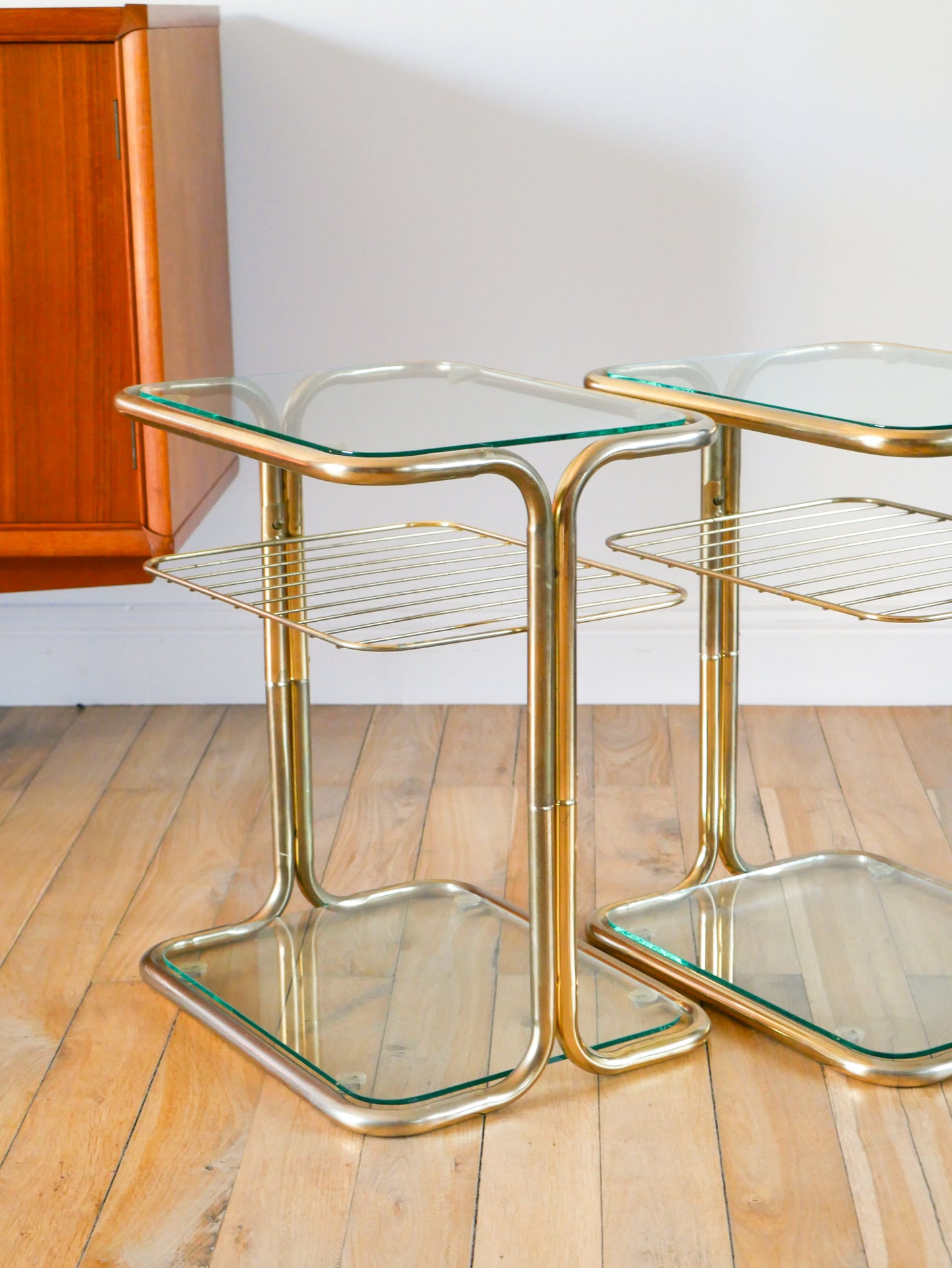 Paire de tables de chevets en laiton doré et verre, Design, 1970