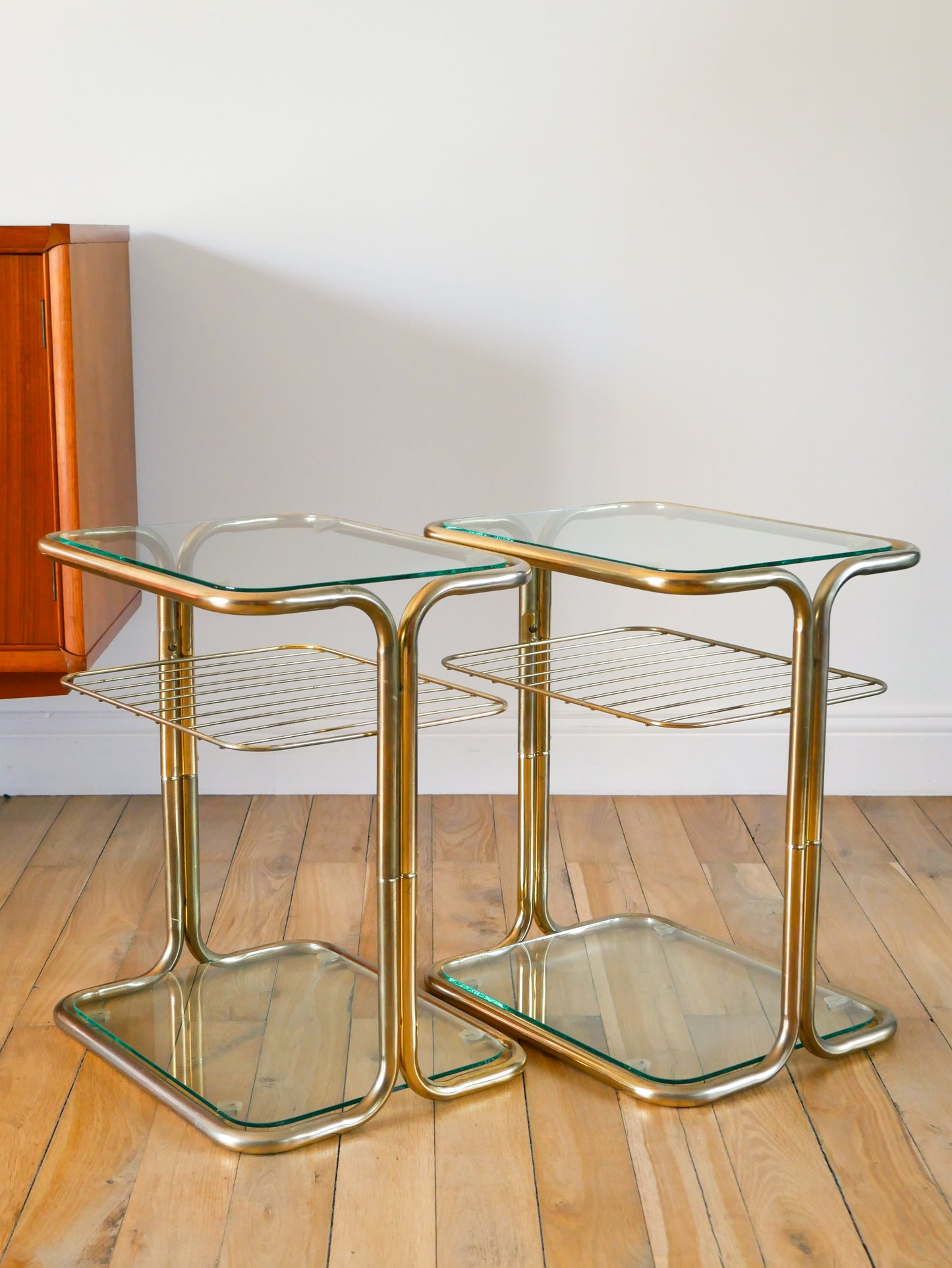 Paire de tables de chevets en laiton doré et verre, Design, 1970