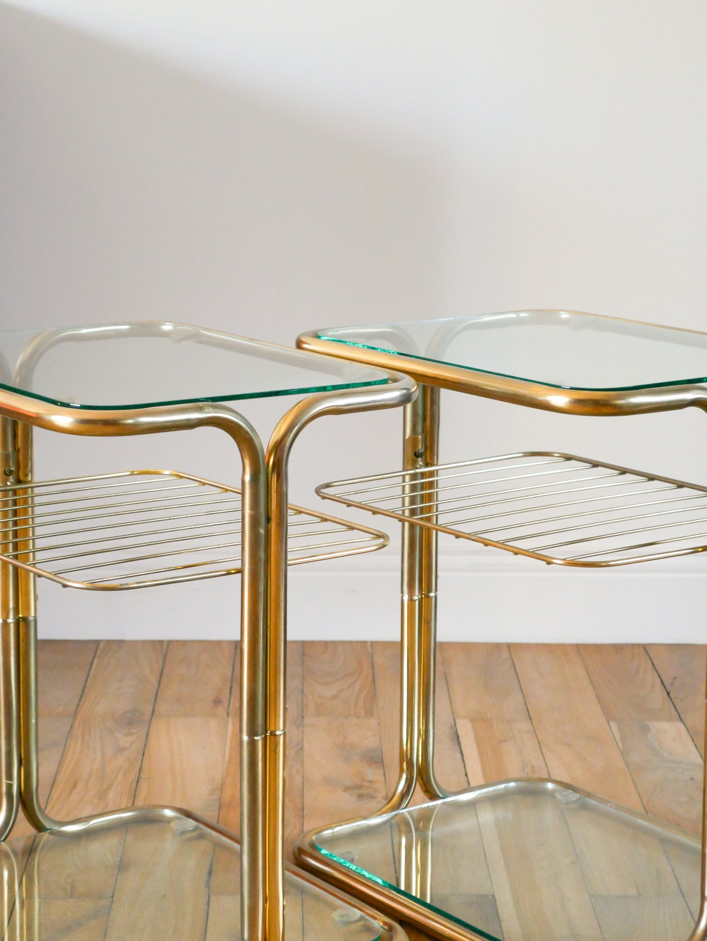 Paire de tables de chevets en laiton doré et verre, Design, 1970