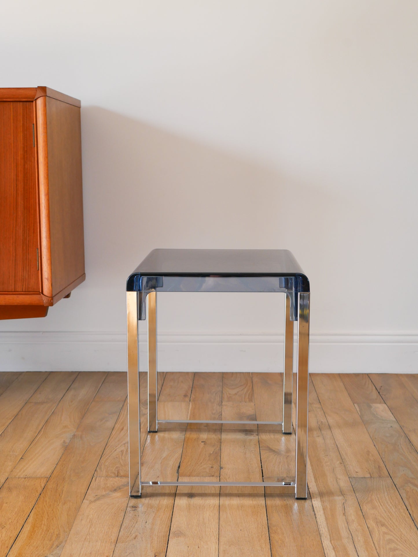 Petite table d'appoint en plexi et chrome, Jacques Hitier pour Prisunic, Design, 1970