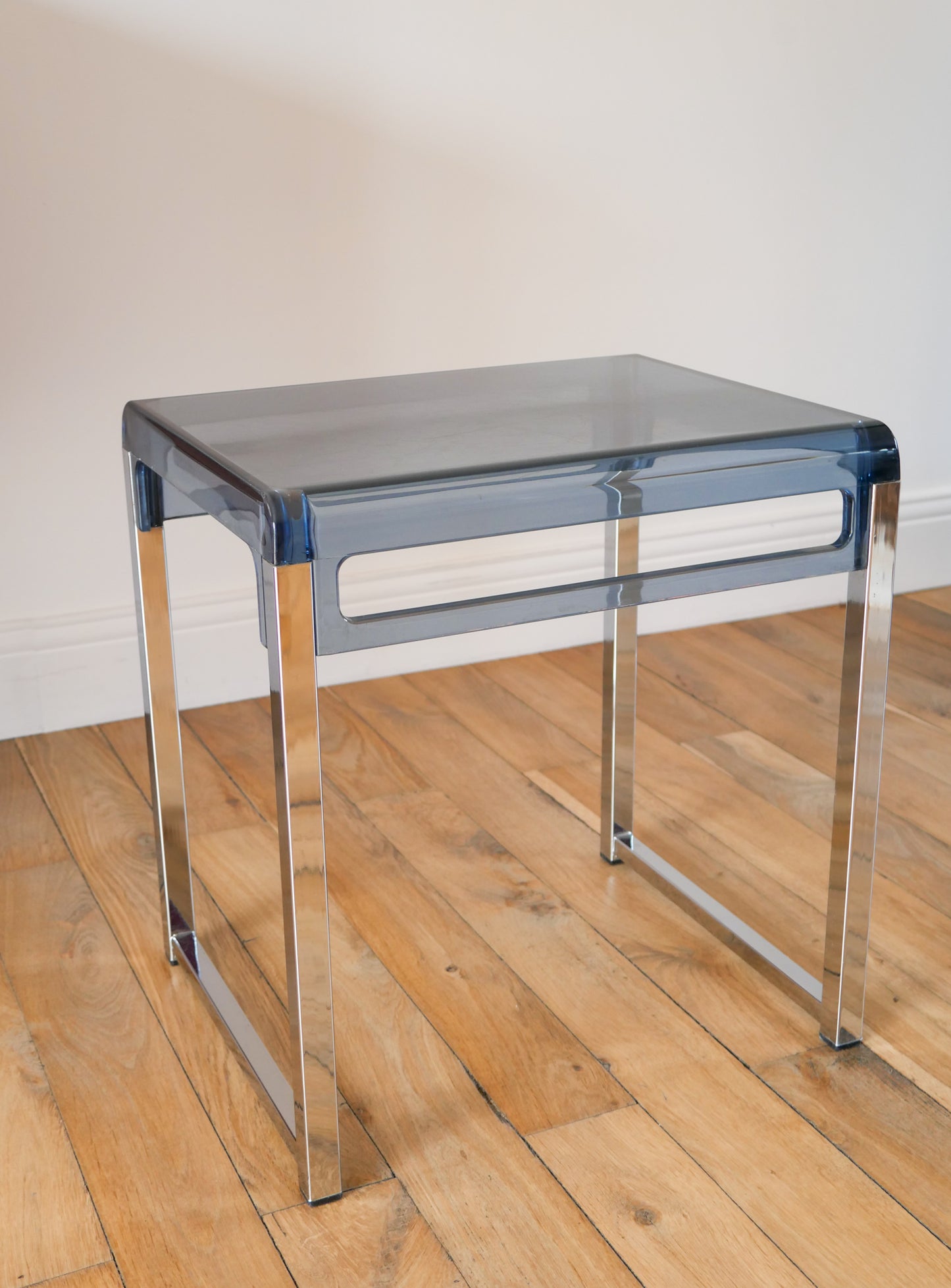 Petite table d'appoint en plexi et chrome, Jacques Hitier pour Prisunic, Design, 1970