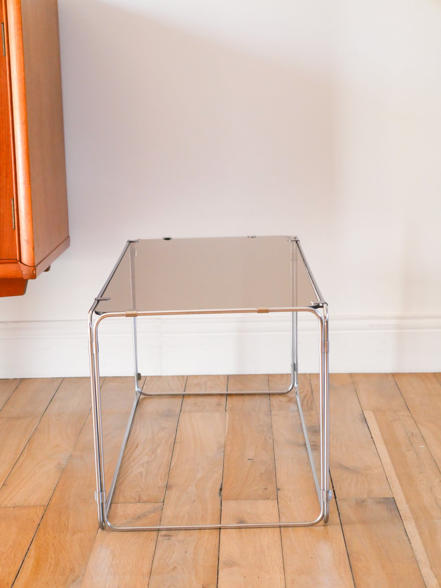 Petite table basse rectangulaire en verre fumé et chrome, Design, 1970