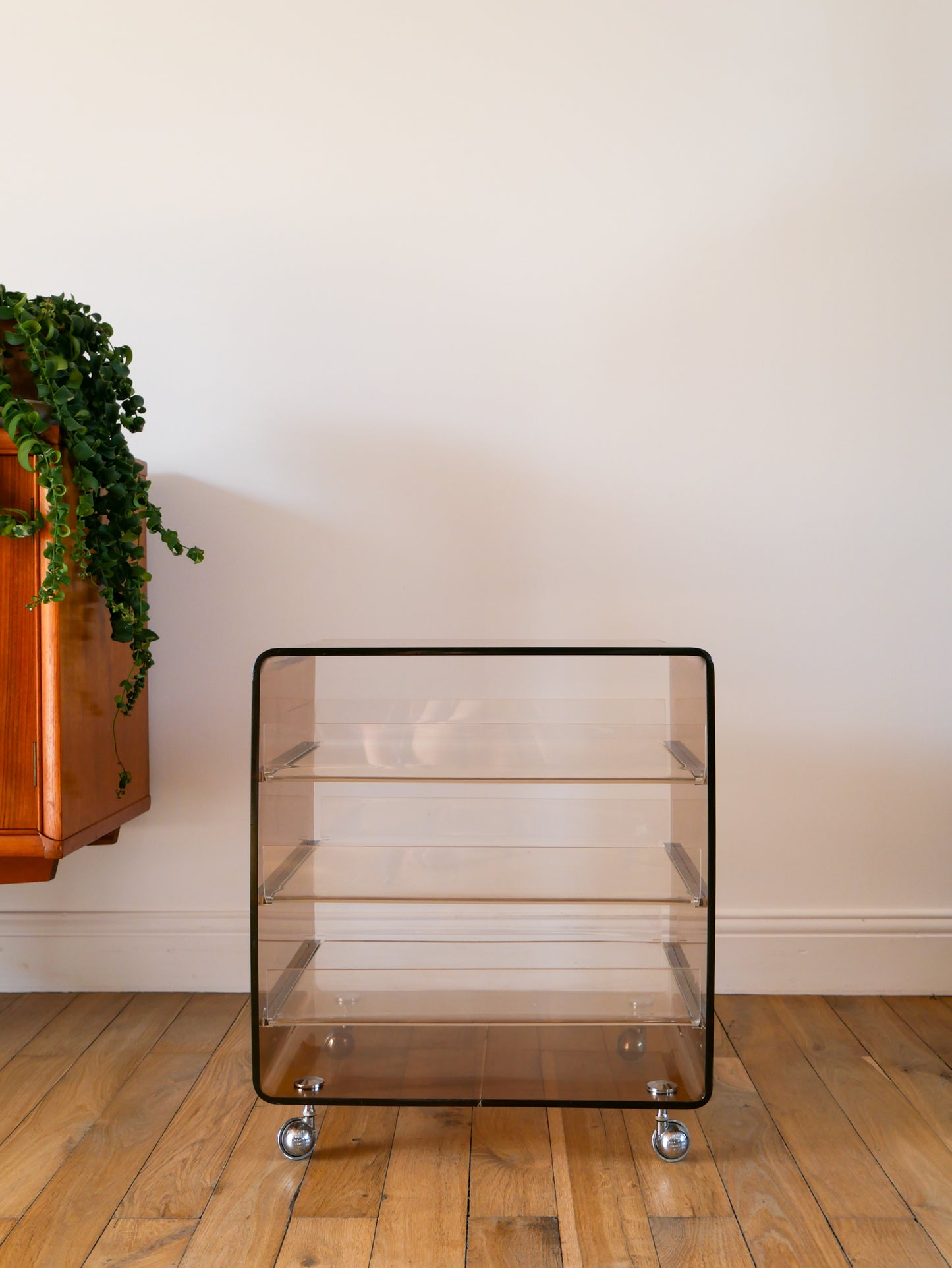 Table de chevet en plexi fumé et transparent par Michel Dumas pour Roche Bobois, sur roulettes avec tiroirs, Design, 1970