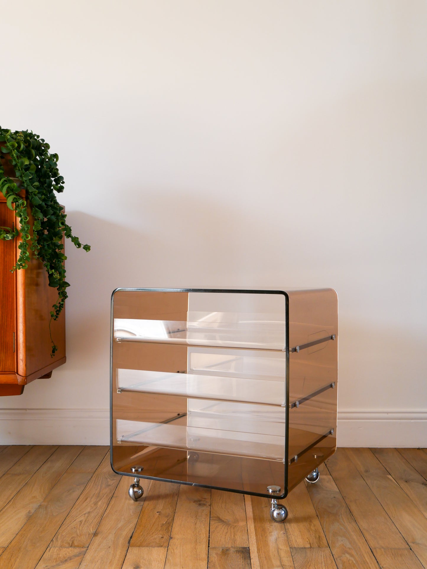 Table de chevet en plexi fumé et transparent par Michel Dumas pour Roche Bobois, sur roulettes avec tiroirs, Design, 1970