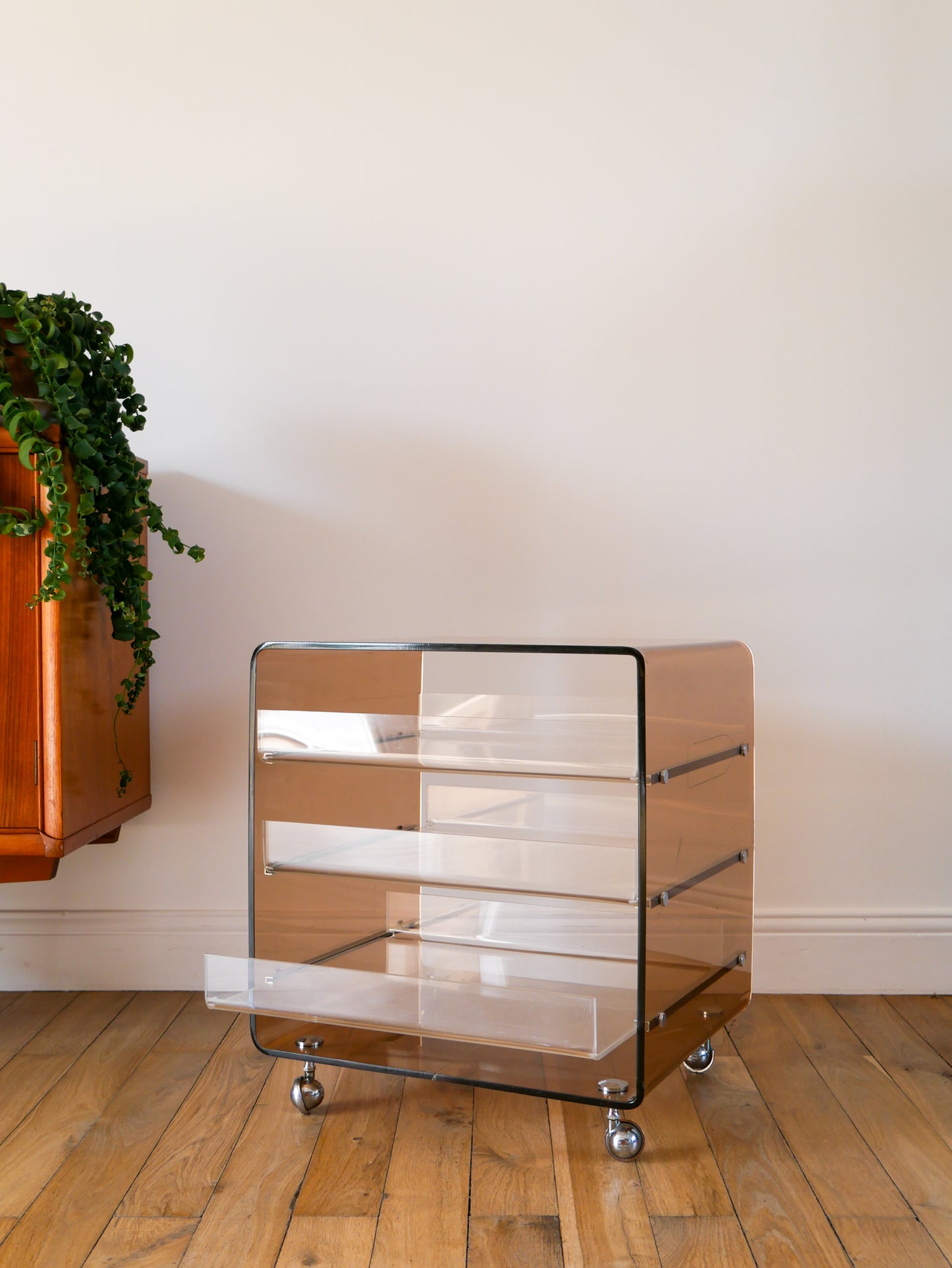 Table de chevet en plexi fumé et transparent par Michel Dumas pour Roche Bobois, sur roulettes avec tiroirs, Design, 1970