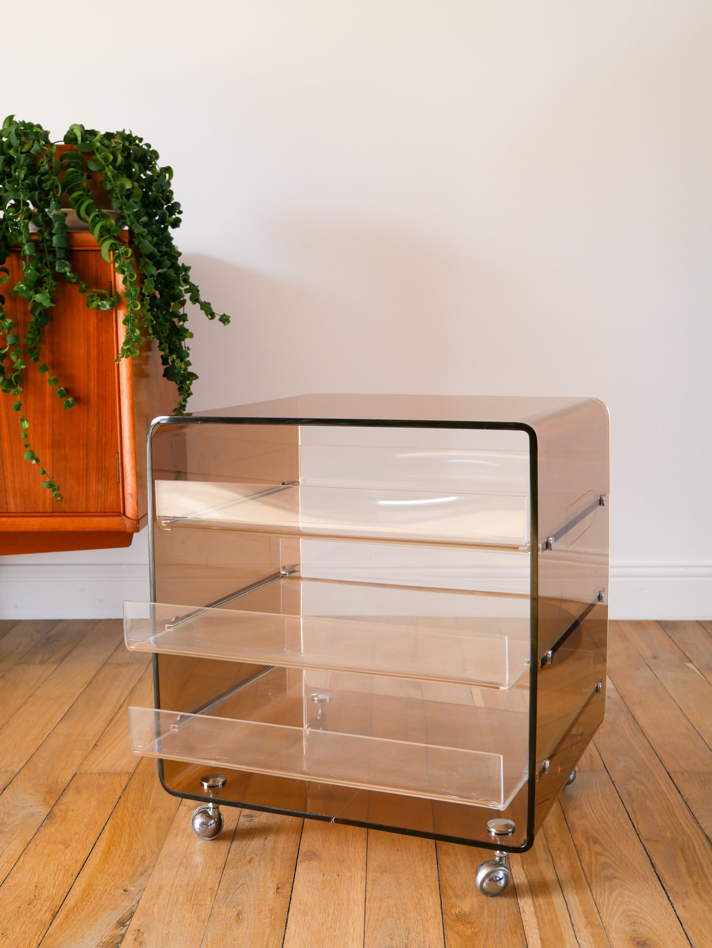 Table de chevet en plexi fumé et transparent par Michel Dumas pour Roche Bobois, sur roulettes avec tiroirs, Design, 1970