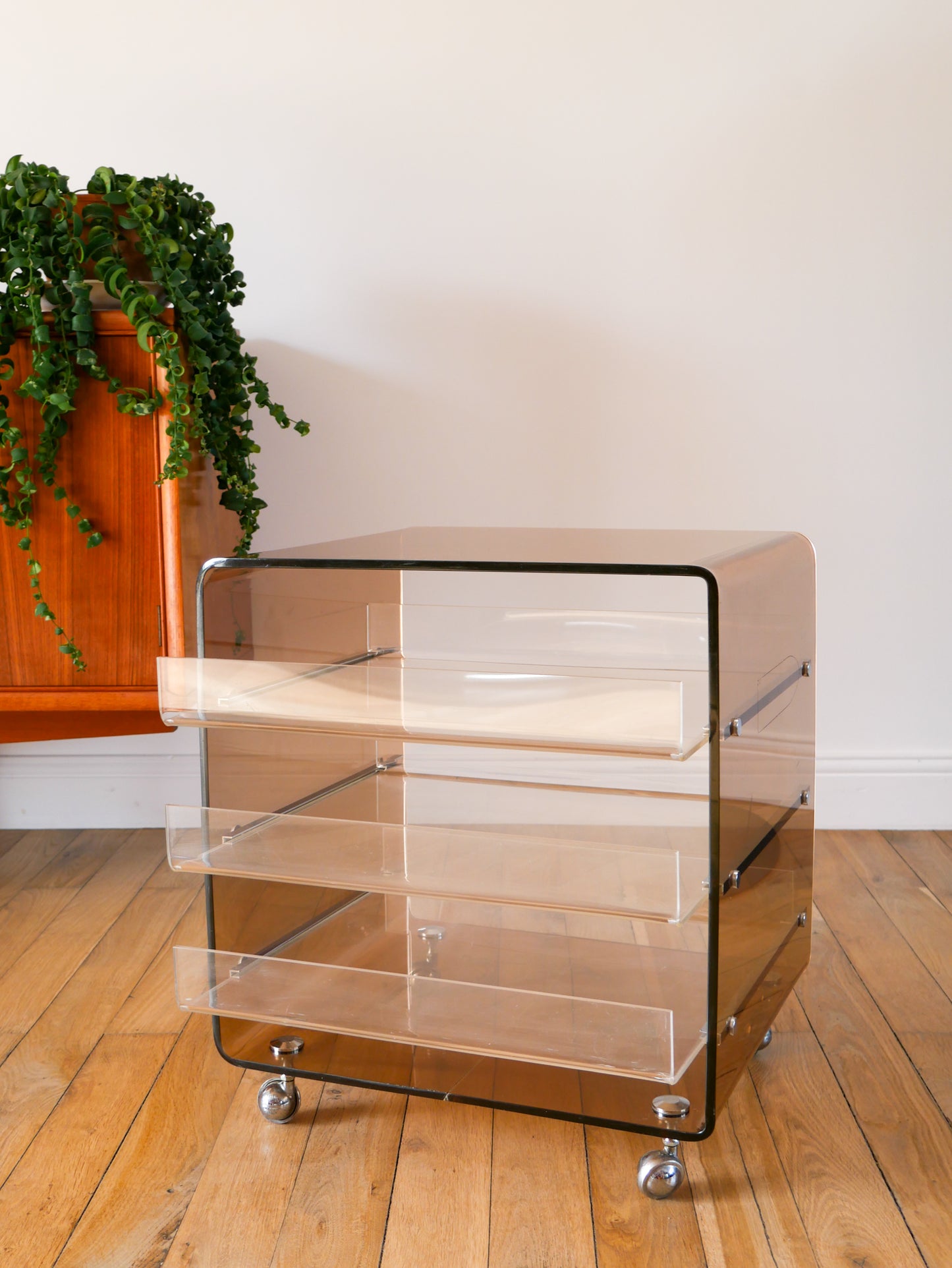 Table de chevet en plexi fumé et transparent par Michel Dumas pour Roche Bobois, sur roulettes avec tiroirs, Design, 1970