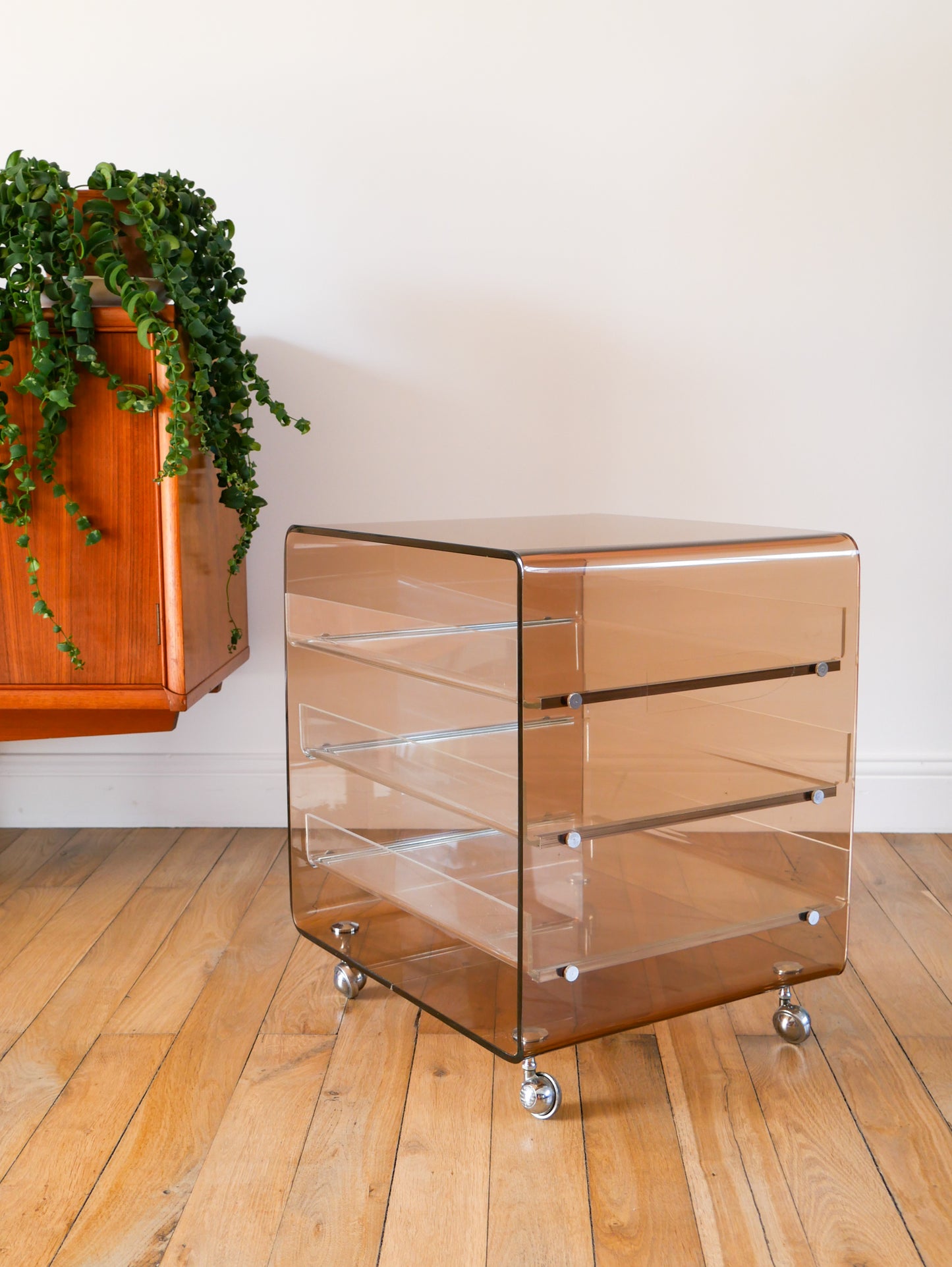 Table de chevet en plexi fumé et transparent par Michel Dumas pour Roche Bobois, sur roulettes avec tiroirs, Design, 1970