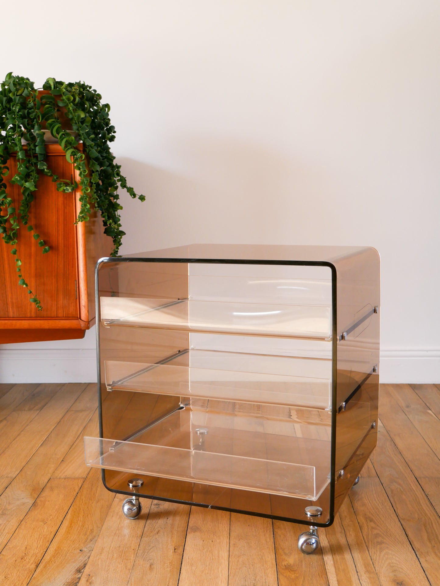 Table de chevet en plexi fumé et transparent par Michel Dumas pour Roche Bobois, sur roulettes avec tiroirs, Design, 1970