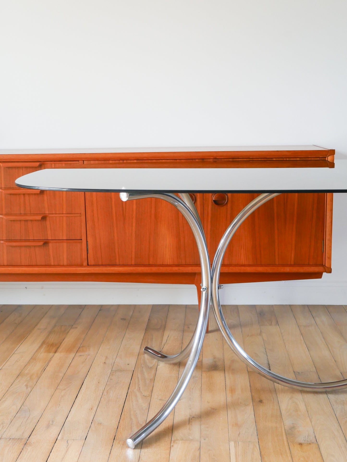 Grande table de salon en verre fumé et chrome, forme ovoïdes, piètement graphique, dans le goût de Gastone Rinaldi, Design, 1970