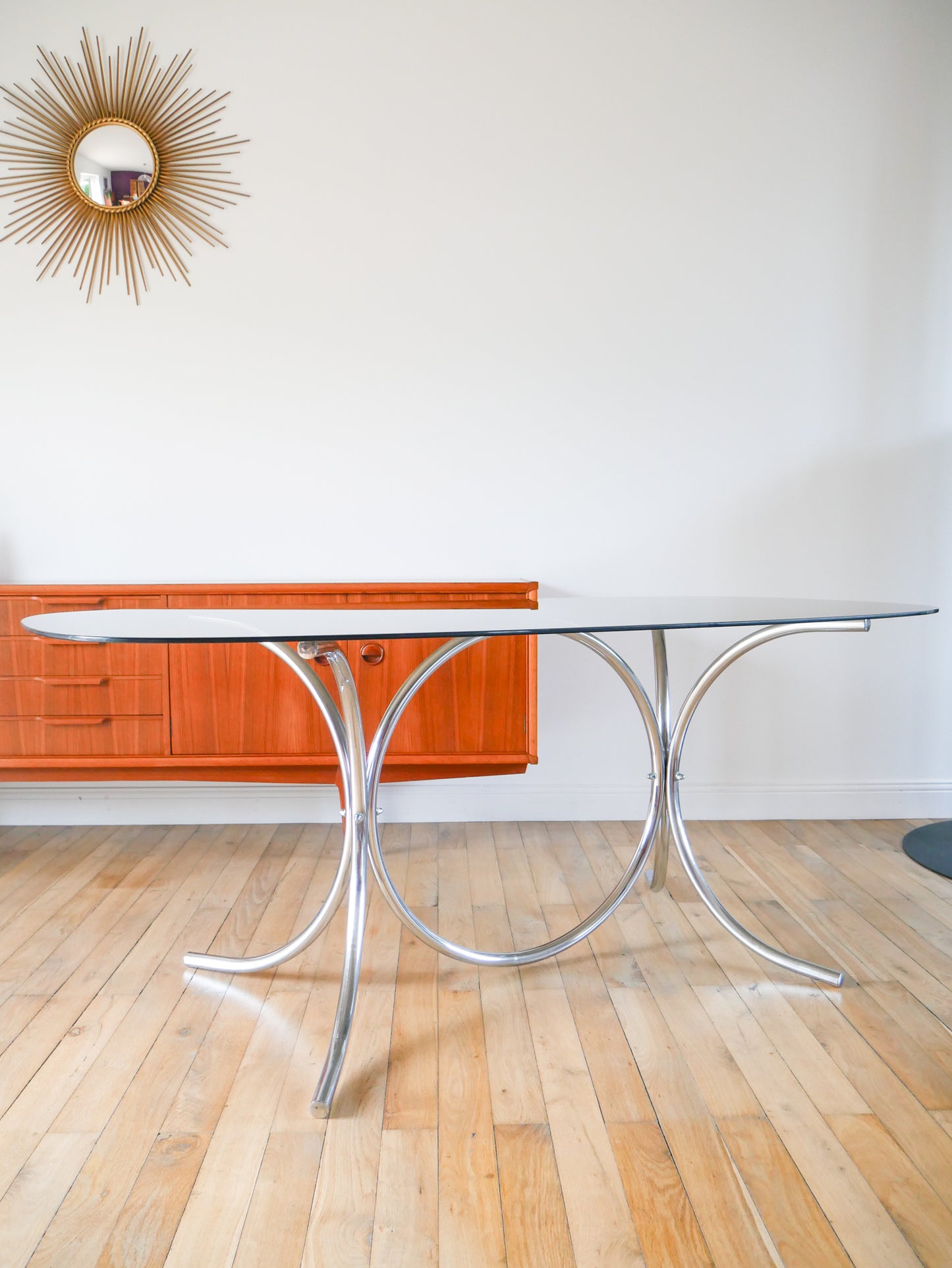 Grande table de salon en verre fumé et chrome, forme ovoïdes, piètement graphique, dans le goût de Gastone Rinaldi, Design, 1970