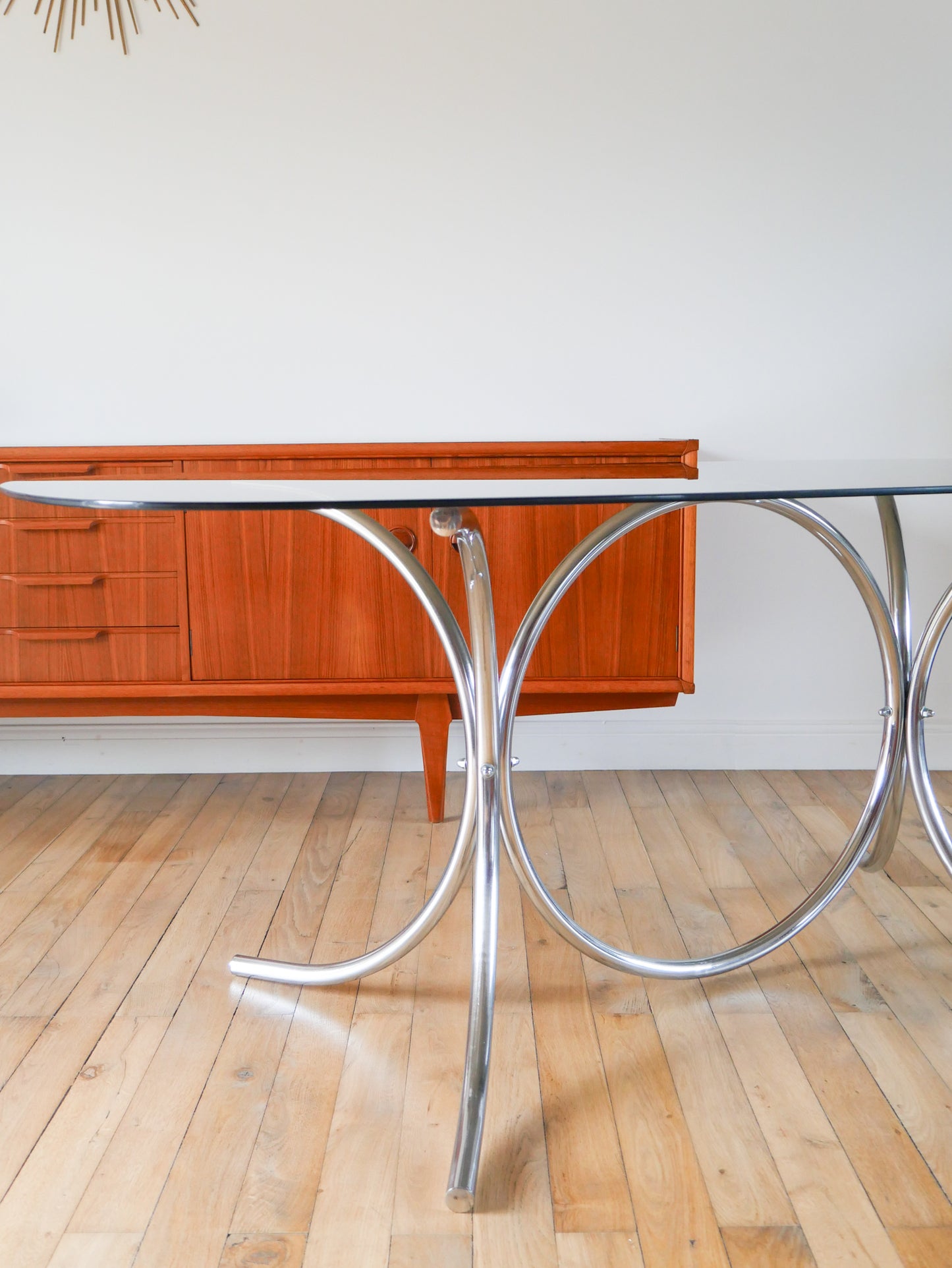 Grande table de salon en verre fumé et chrome, forme ovoïdes, piètement graphique, dans le goût de Gastone Rinaldi, Design, 1970