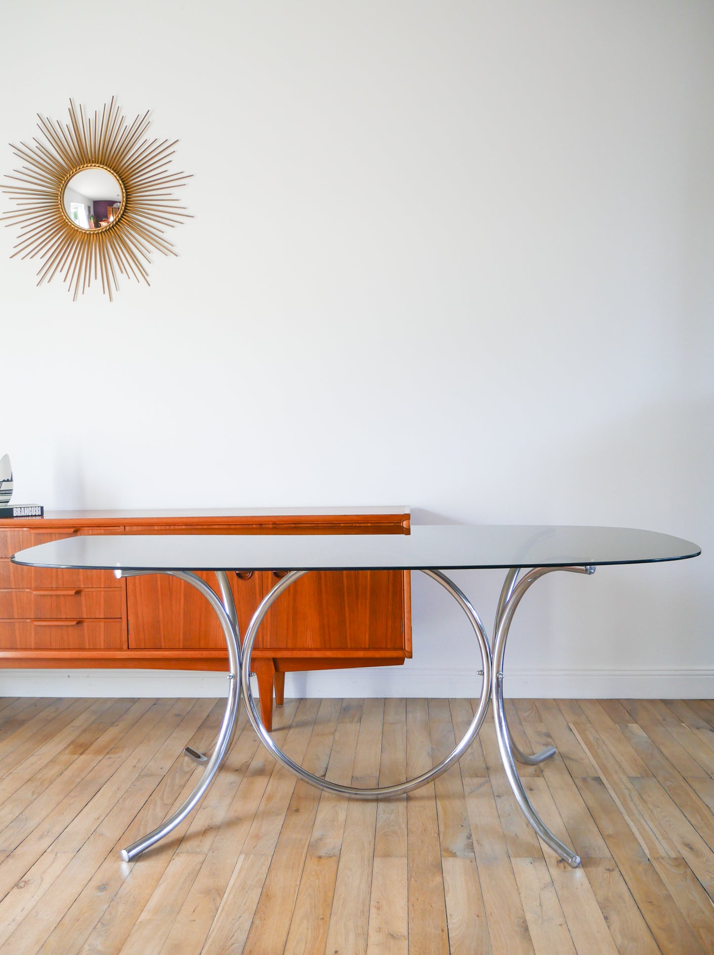 Grande table de salon en verre fumé et chrome, forme ovoïdes, piètement graphique, dans le goût de Gastone Rinaldi, Design, 1970