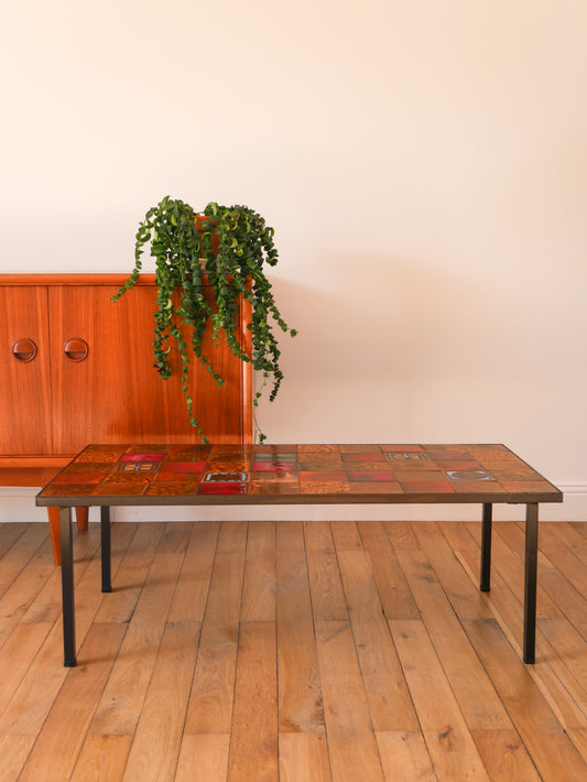 Table basse en céramique et fer noir, attribuée à la marque Roche-Bobois, piétement et structure en métal noir, plateau rectangle en céramique de Vallauris à motifs colorés, Ocre et Orange, Design, 1970