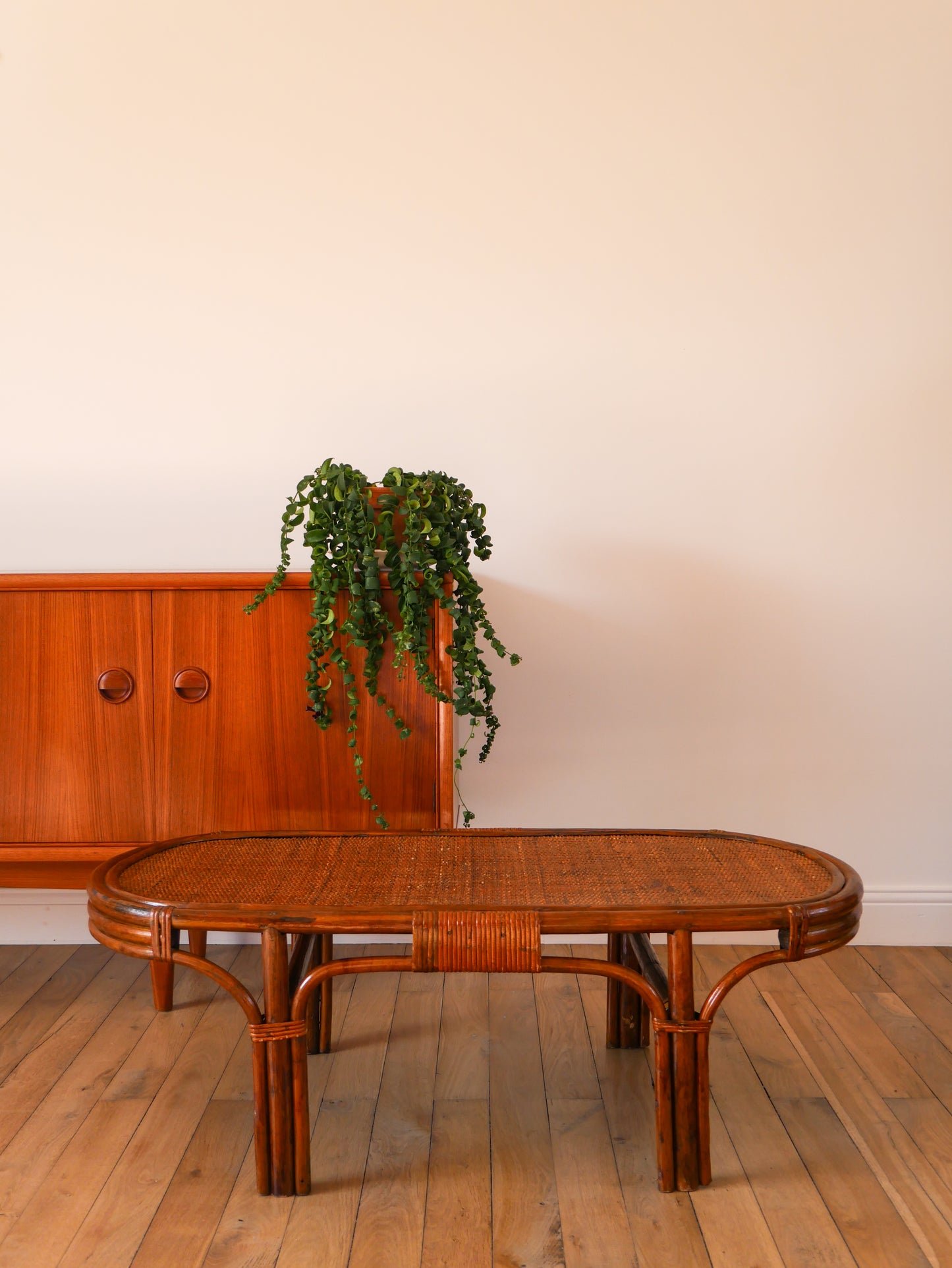 Table basse ovale en rotin et bambou foncé, 1970