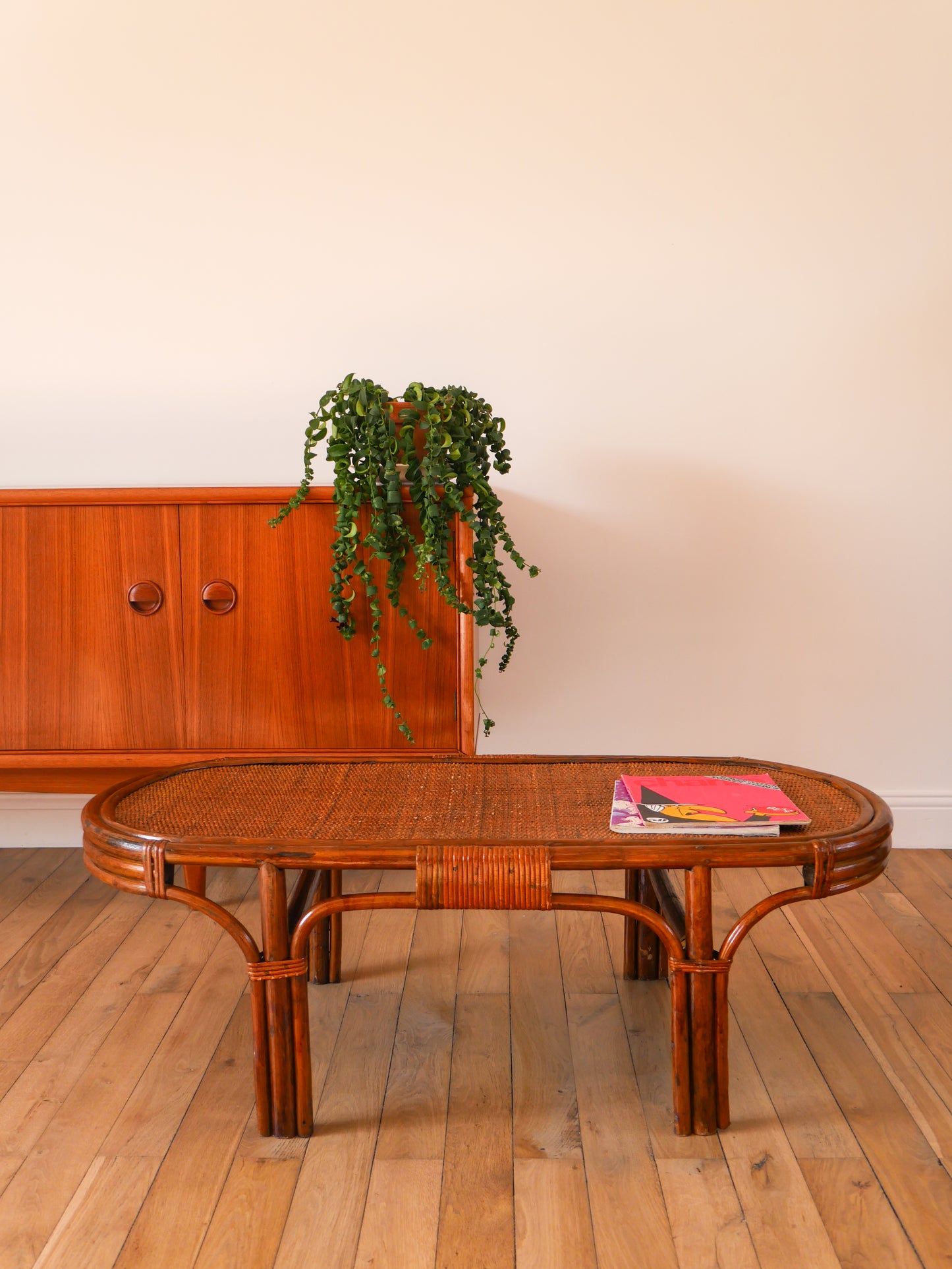 Table basse ovale en rotin et bambou foncé, 1970