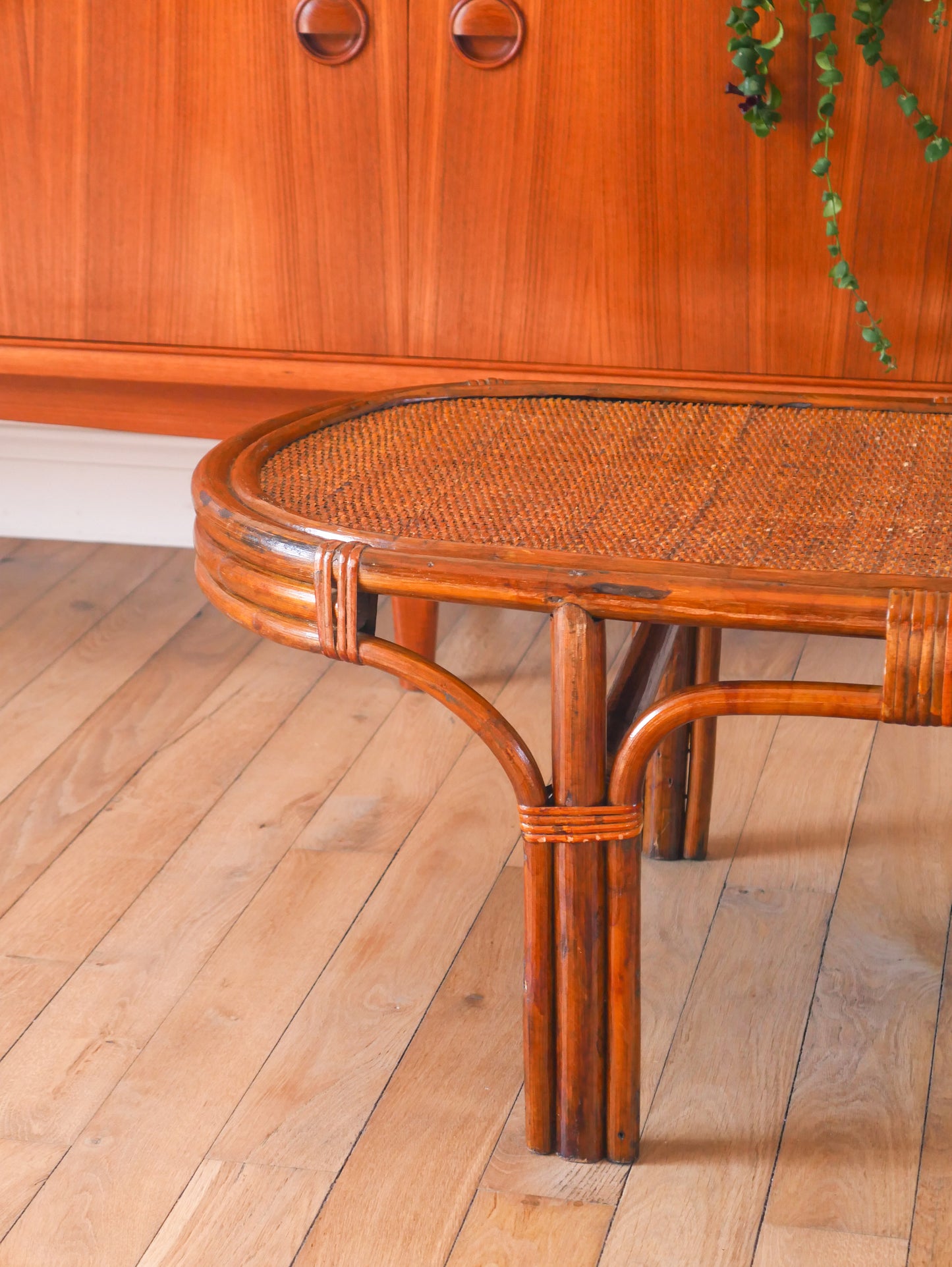 Table basse ovale en rotin et bambou foncé, 1970