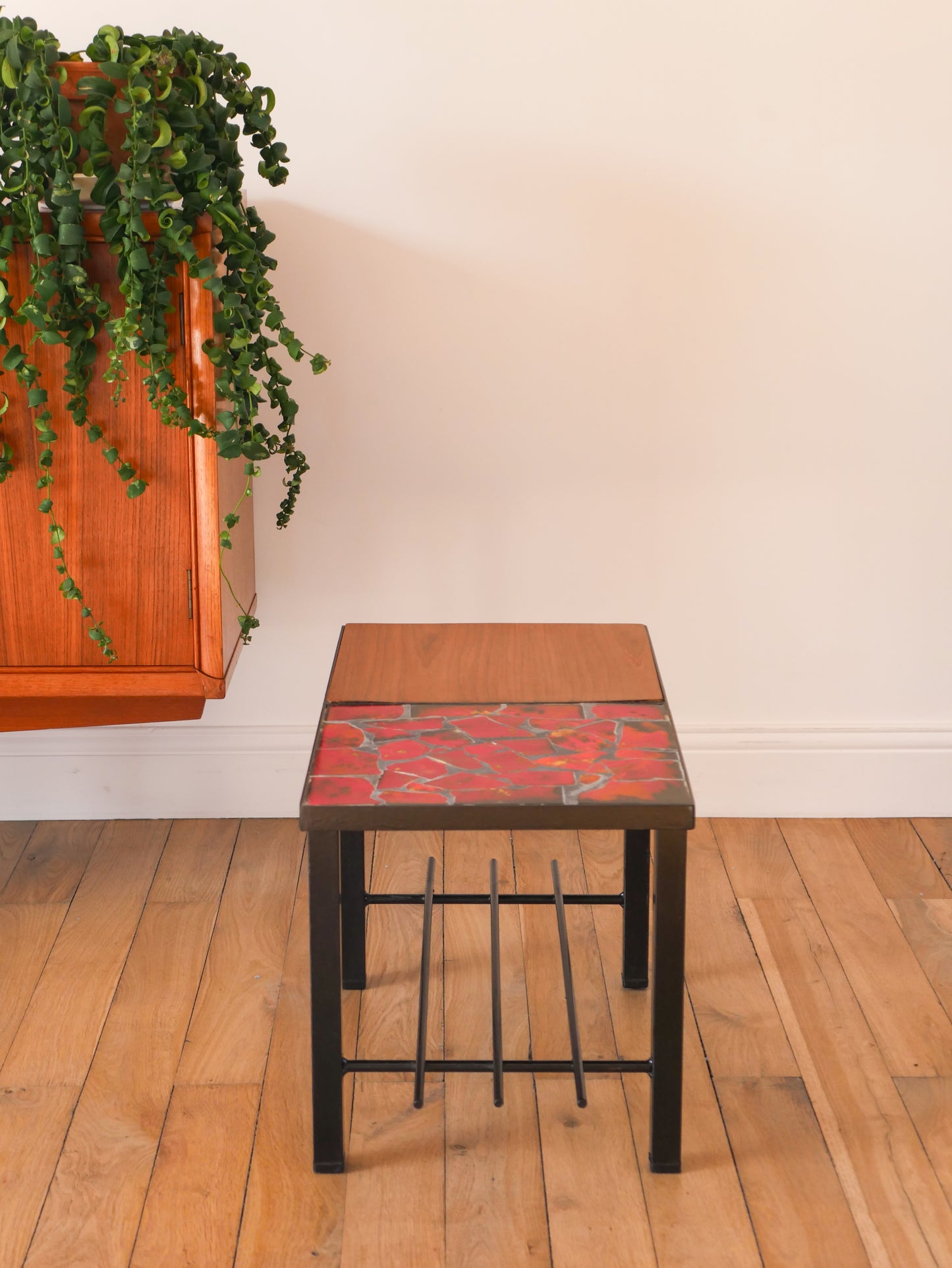 Table basse en céramique, fer noir et céramique, Rouge, Design, 1970