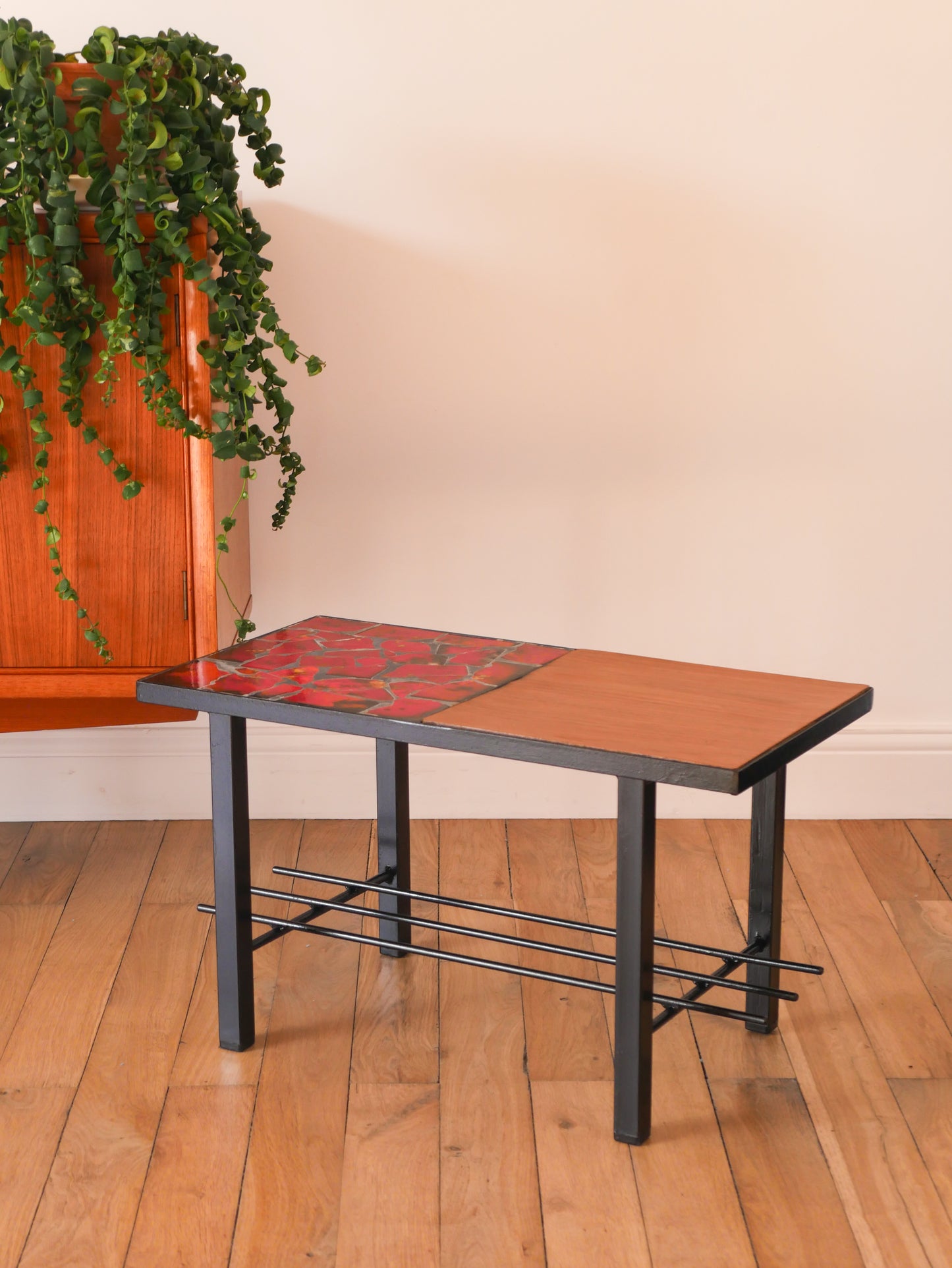 Table basse en céramique, fer noir et céramique, Rouge, Design, 1970