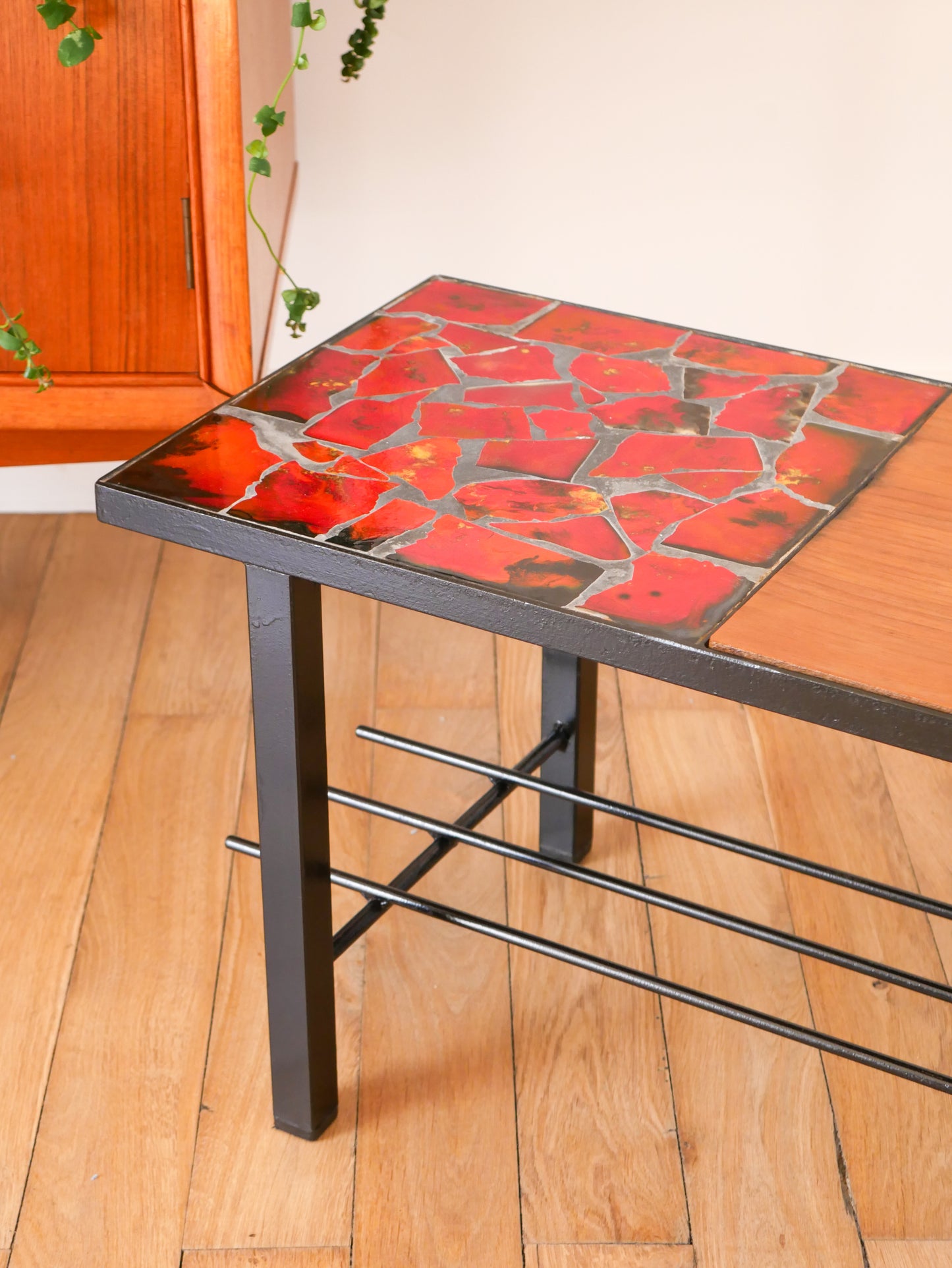 Table basse en céramique, fer noir et céramique, Rouge, Design, 1970