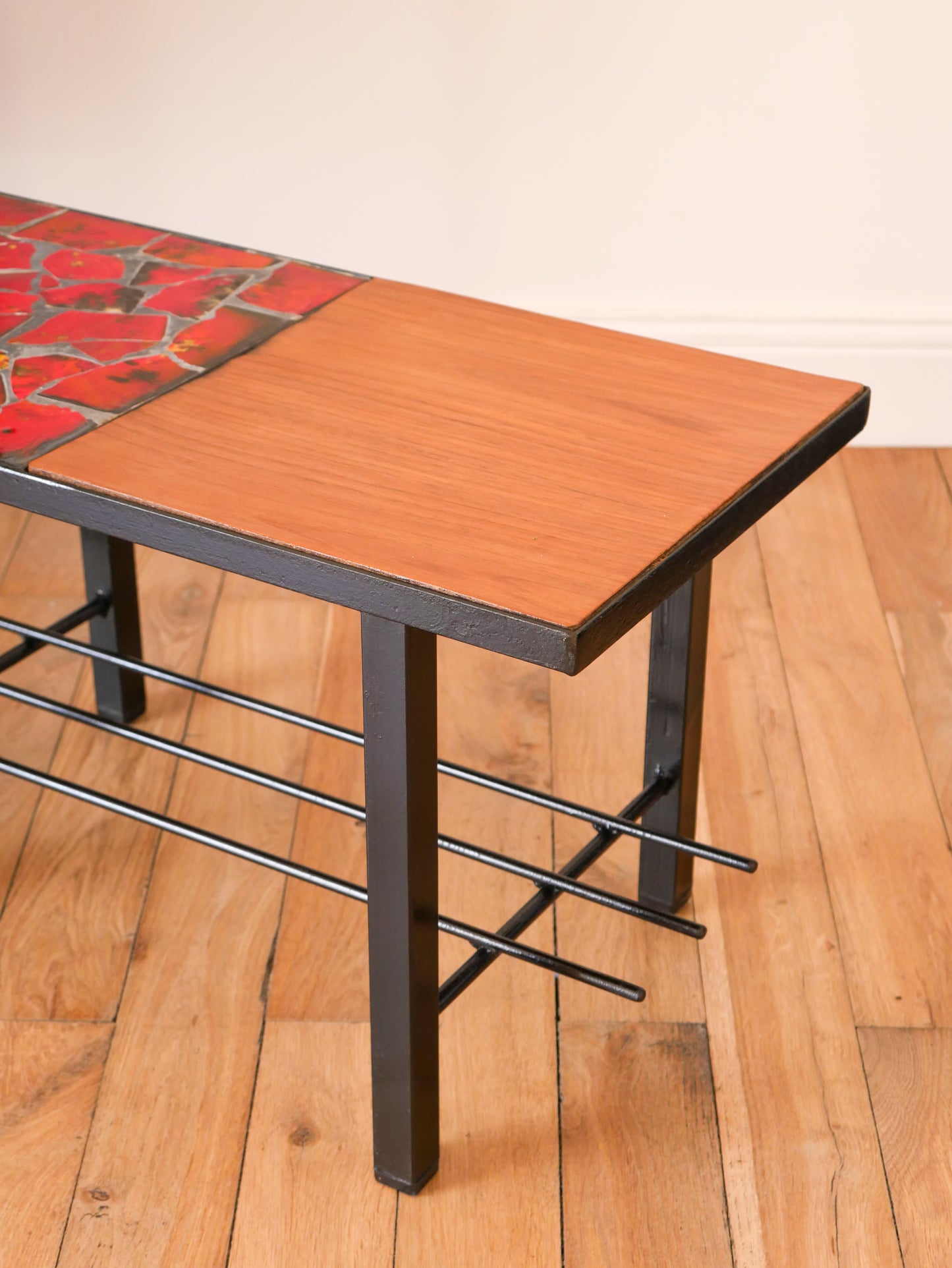 Table basse en céramique, fer noir et céramique, Rouge, Design, 1970