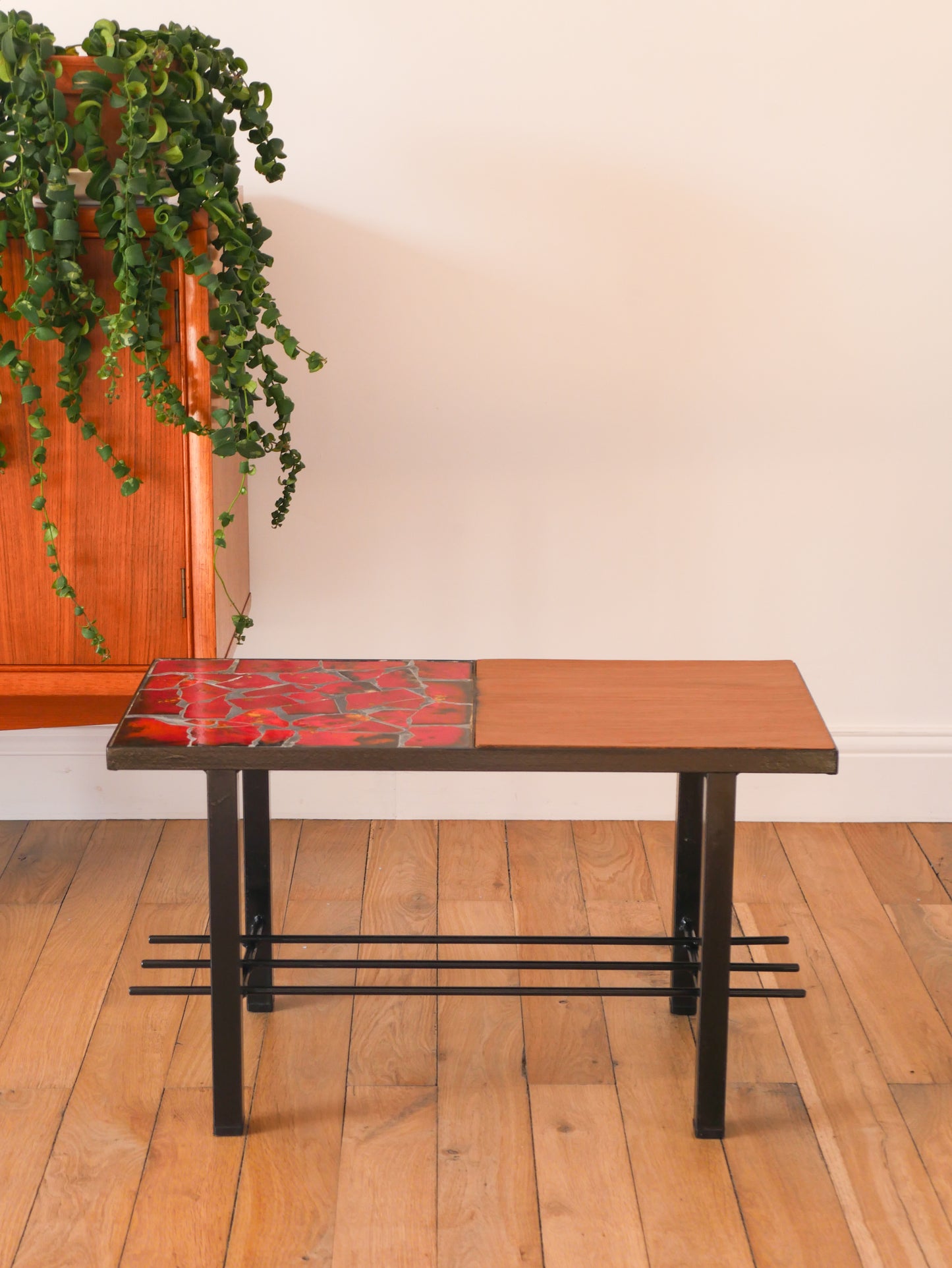 Table basse en céramique, fer noir et céramique, Rouge, Design, 1970