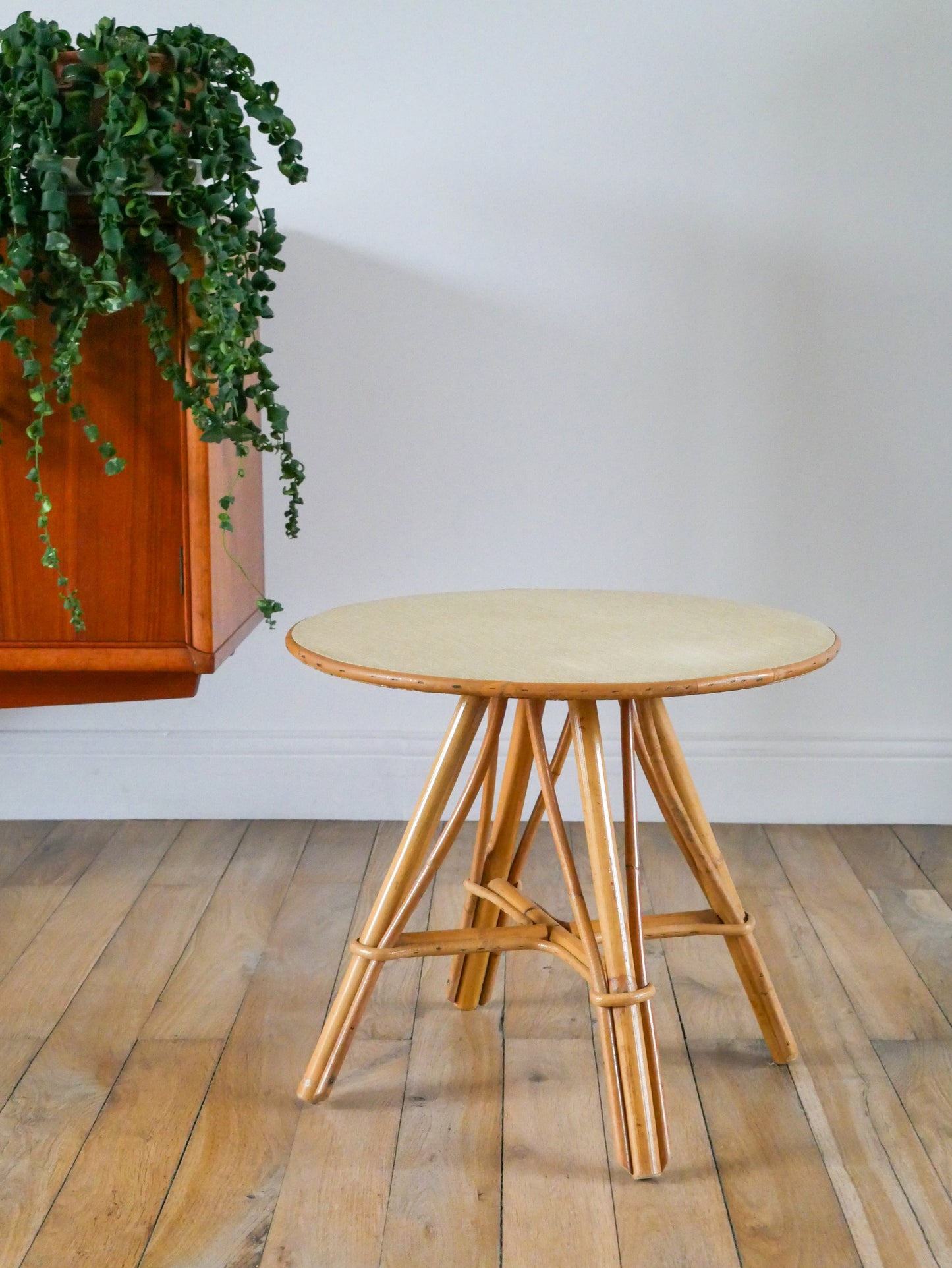 Petite table basse ronde en rotin et bambou, 1960