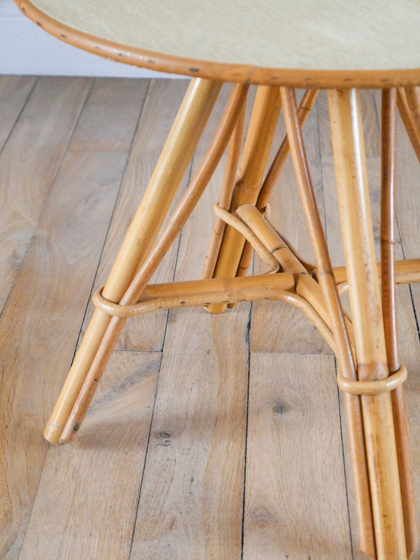 Petite table basse ronde en rotin et bambou, 1960