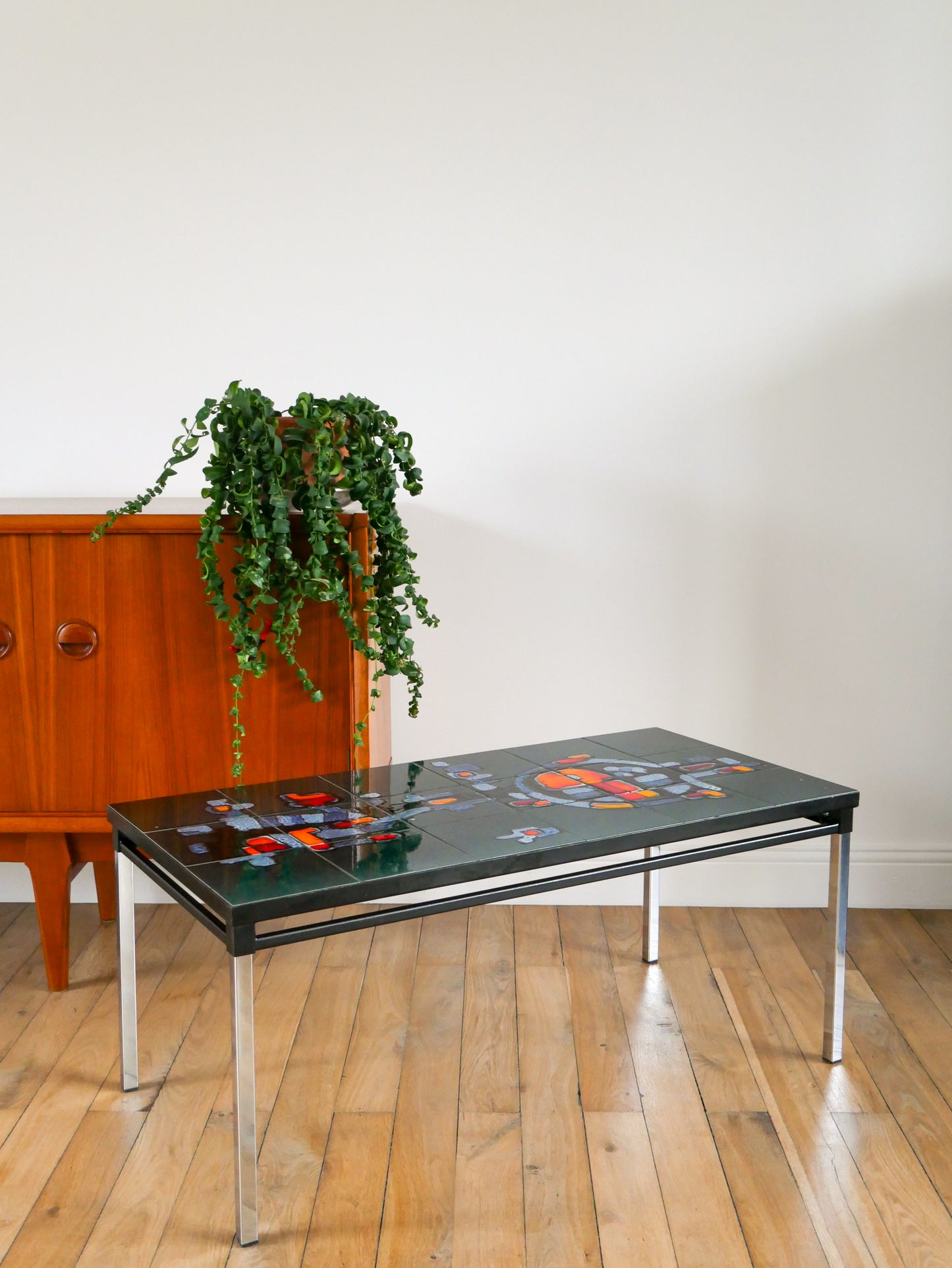 Table basse en céramique, piètements en fer et chrome, motifs abstraits, Bleu et Orange, Design, Space Age, 1970