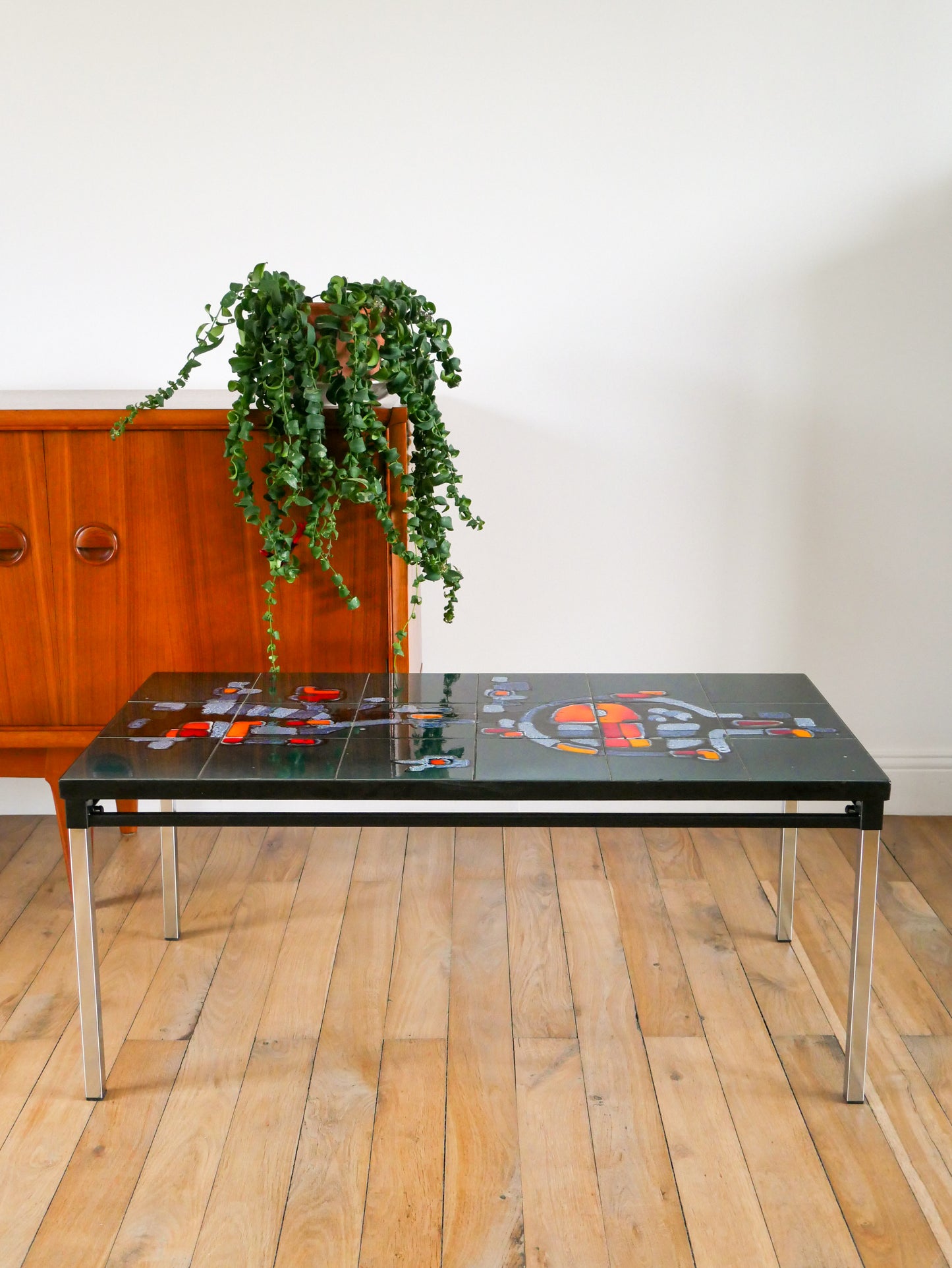 Table basse en céramique, piètements en fer et chrome, motifs abstraits, Bleu et Orange, Design, Space Age, 1970