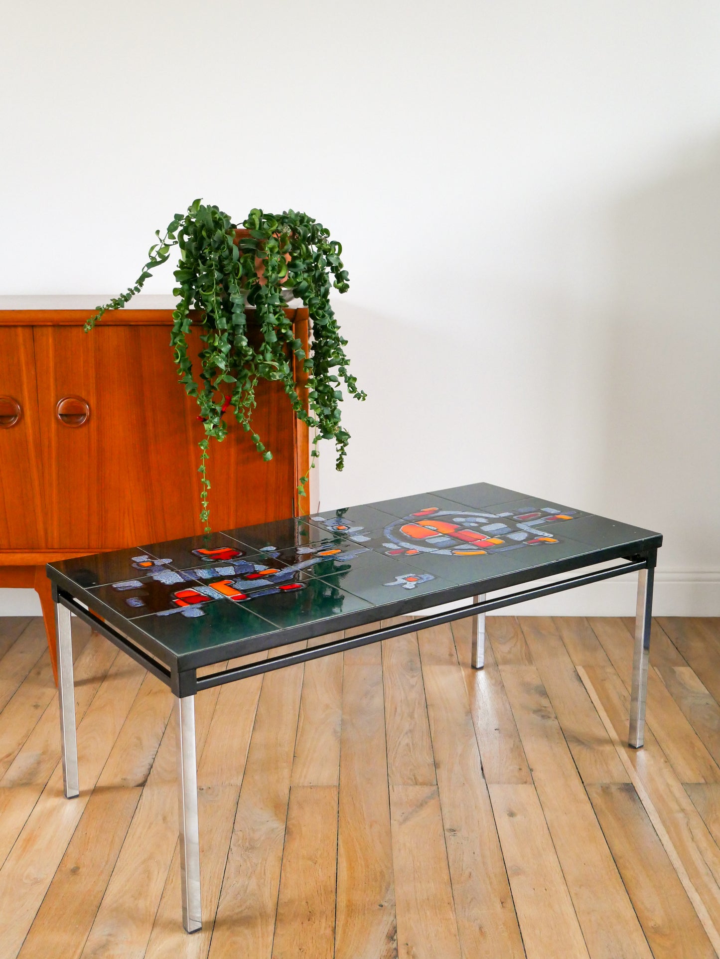 Table basse en céramique, piètements en fer et chrome, motifs abstraits, Bleu et Orange, Design, Space Age, 1970