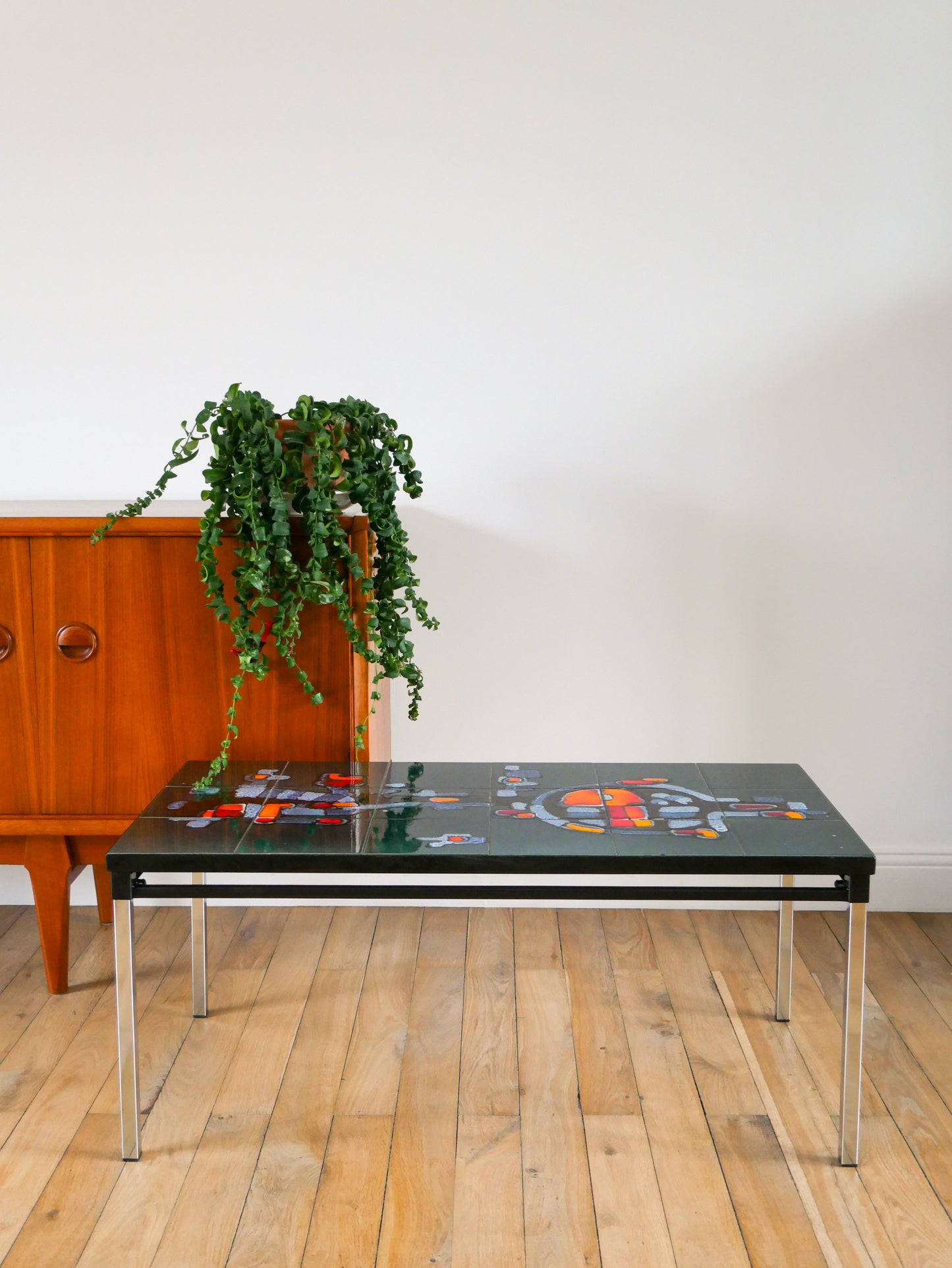 Table basse en céramique, piètements en fer et chrome, motifs abstraits, Bleu et Orange, Design, Space Age, 1970