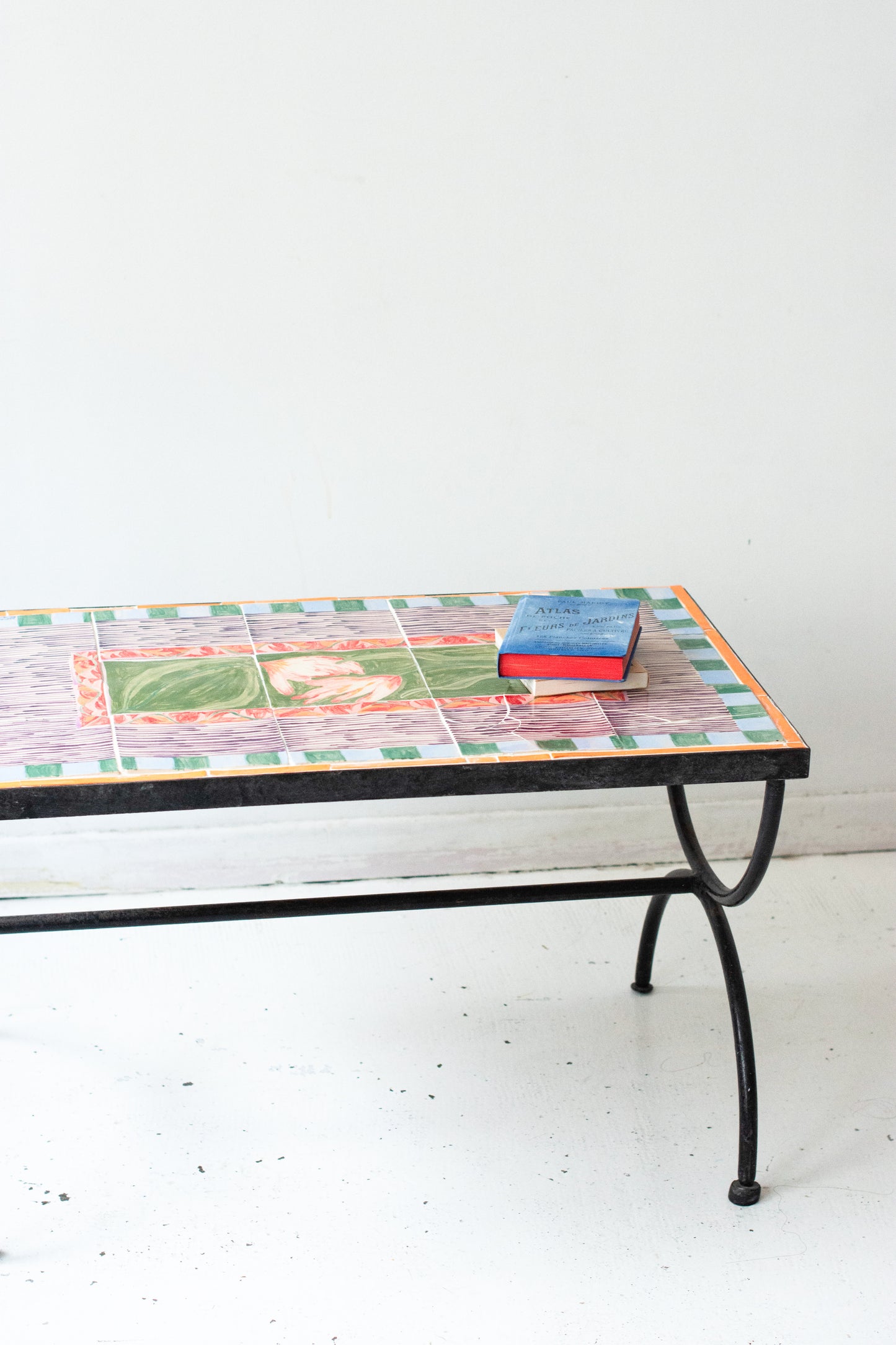 Table basse en céramique et pieds arqués en fer noir, Samantha Kerdine X Mushroom Studio, 1970-2024