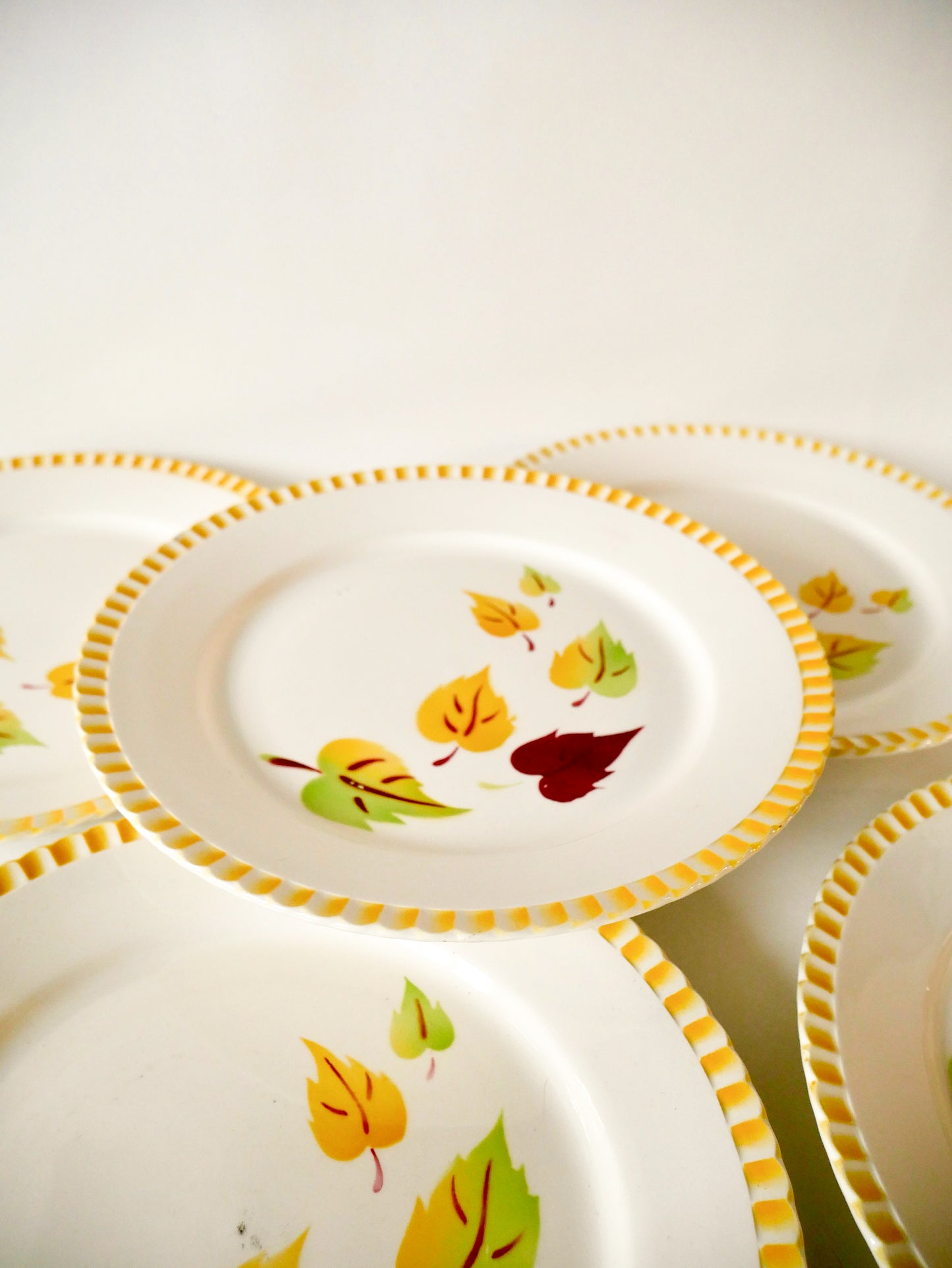 Lot de 5 assiettes plates Digoin Sarreguemines modèle "Alouette", 1940