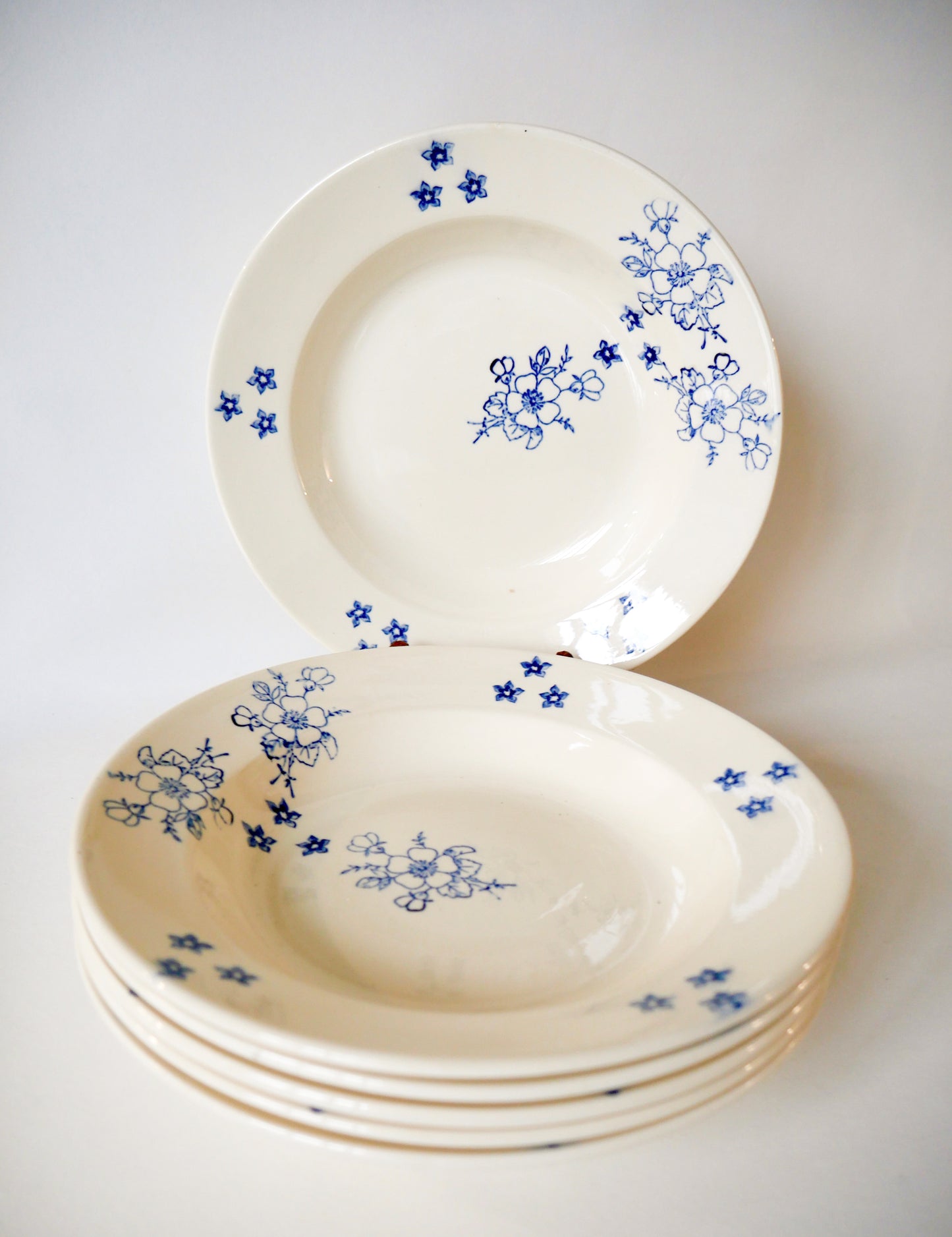 Lot de 6 assiettes creuses Longwy fleurs bleues style japonais, 1920