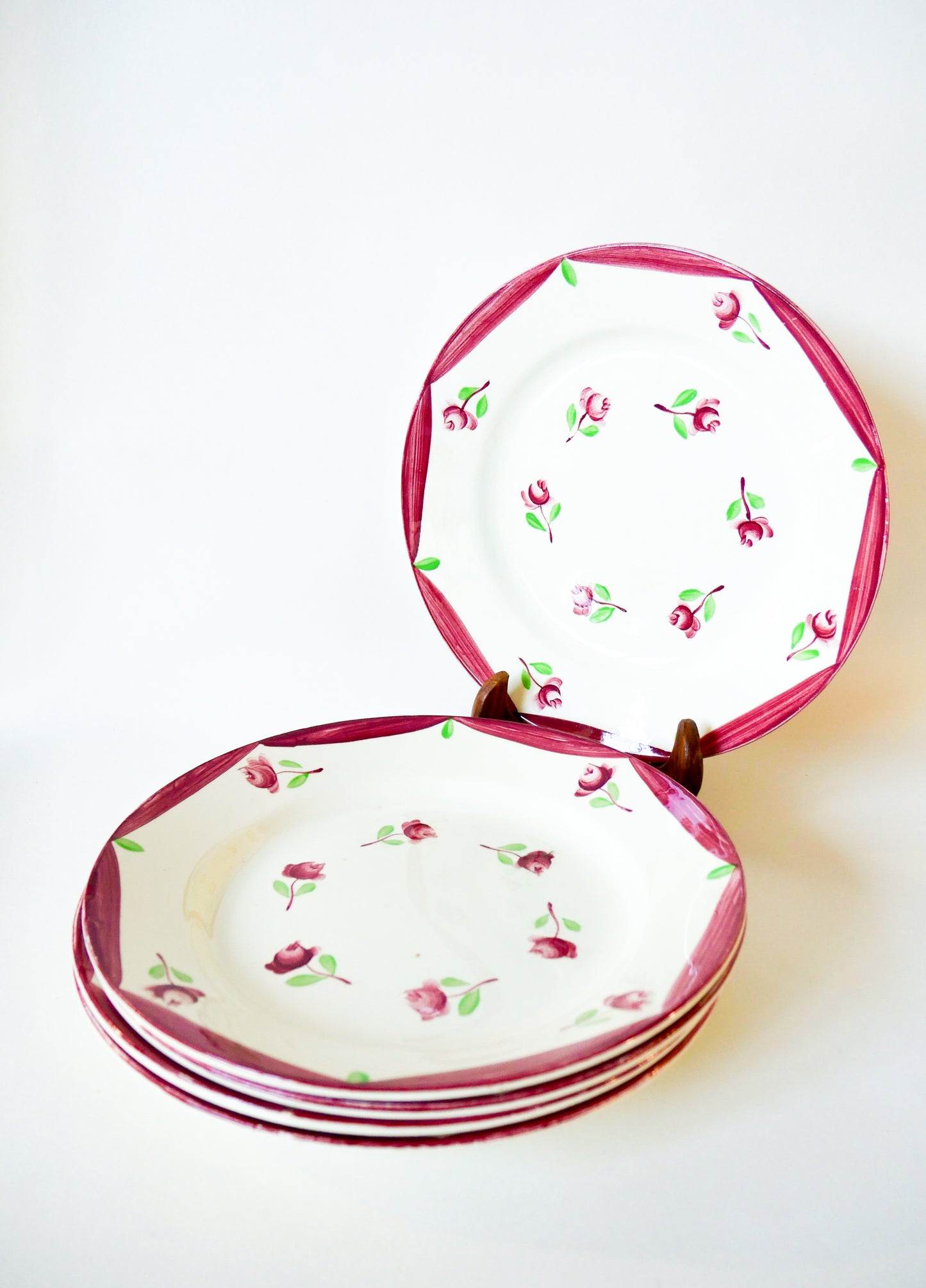 Lot de 5 assiettes plates Gien modèle Malmaison peintes à la main, 1940