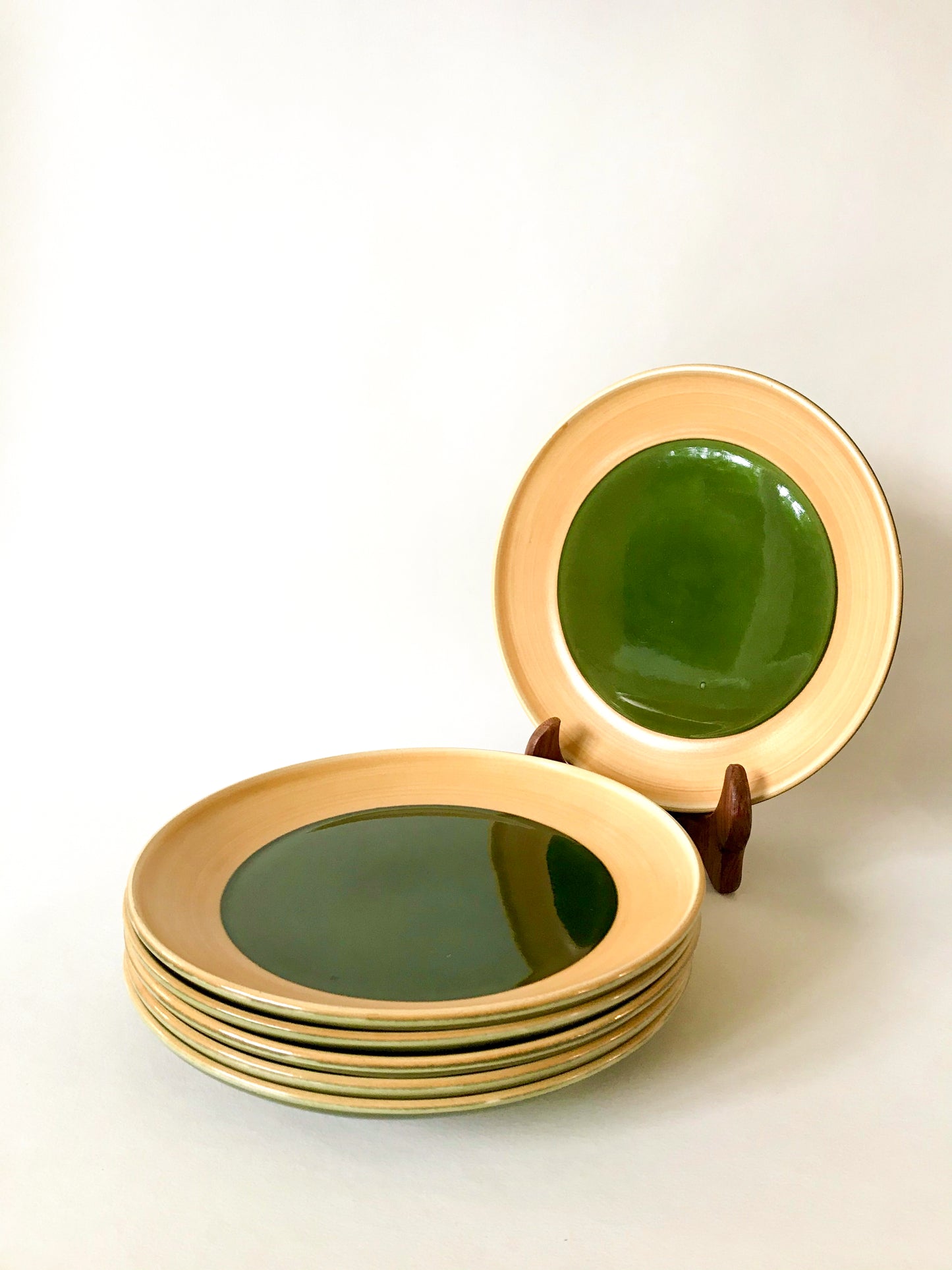 Lot de 6 assiettes plates en céramique émail vert Salins modèle "Capvern" années 60-70