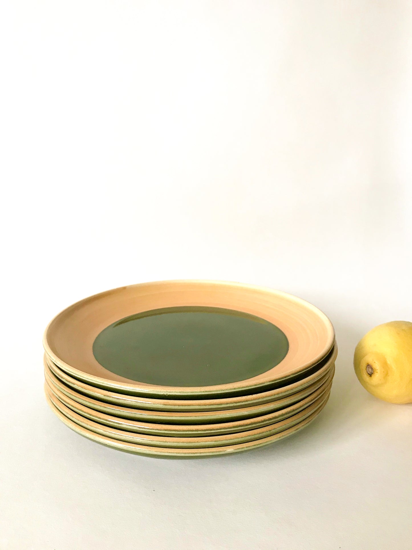 Lot de 6 assiettes plates en céramique émail vert Salins modèle "Capvern" années 60-70