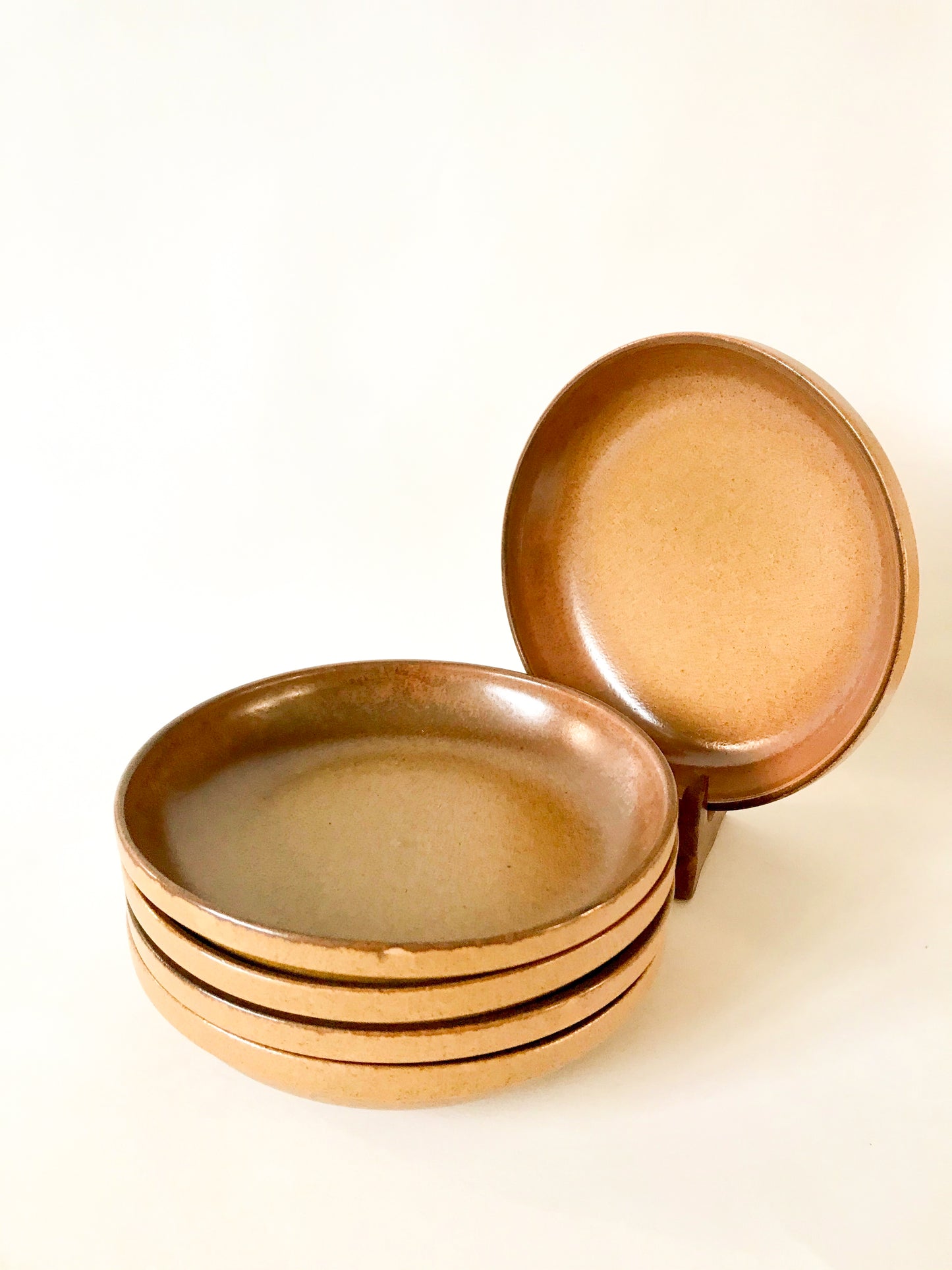 Lot de 5 assiettes creuses calottes en grès vernissé fait main, 1970