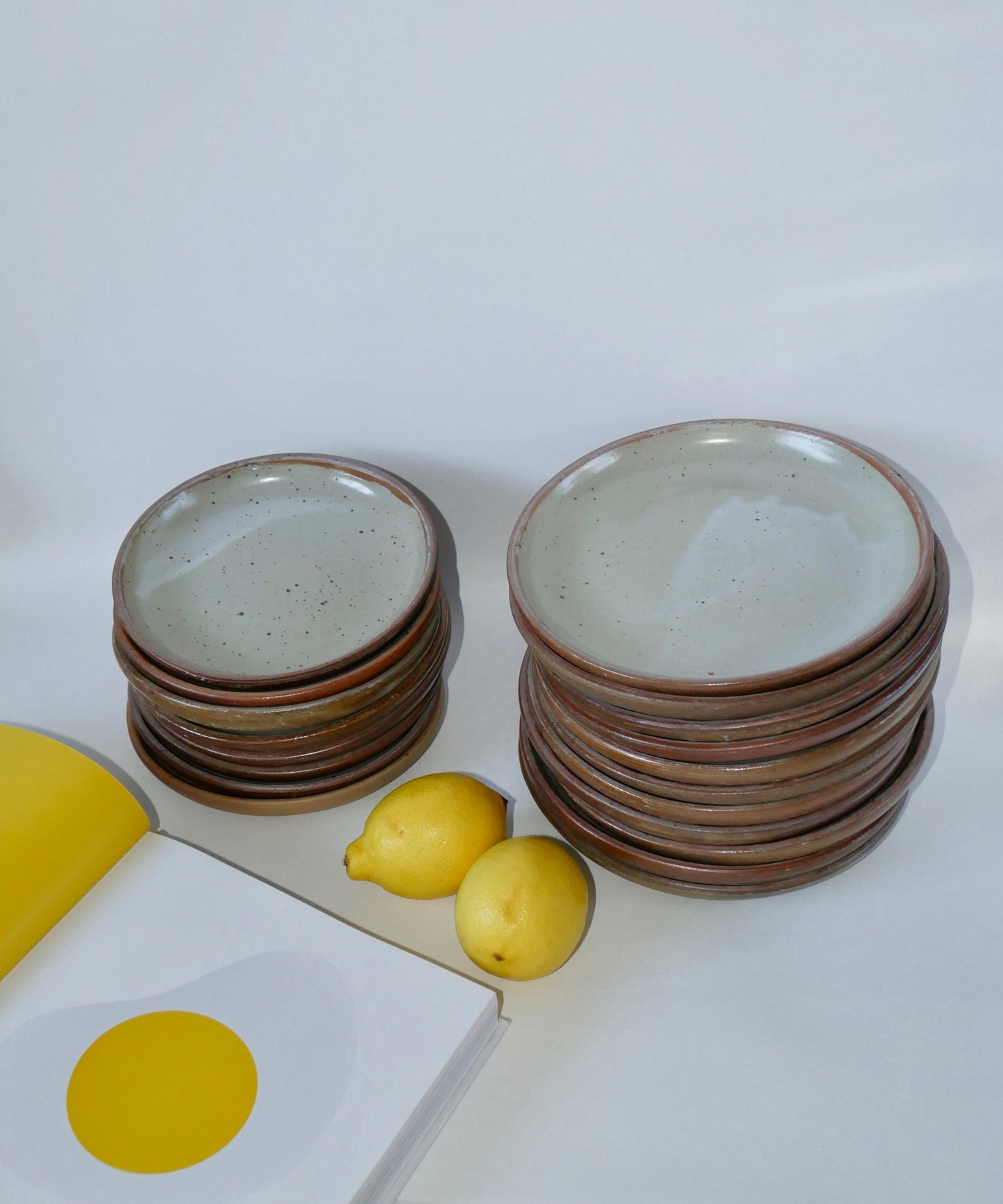 Lot de 6 petites assiettes plates en grès émaillé 1970