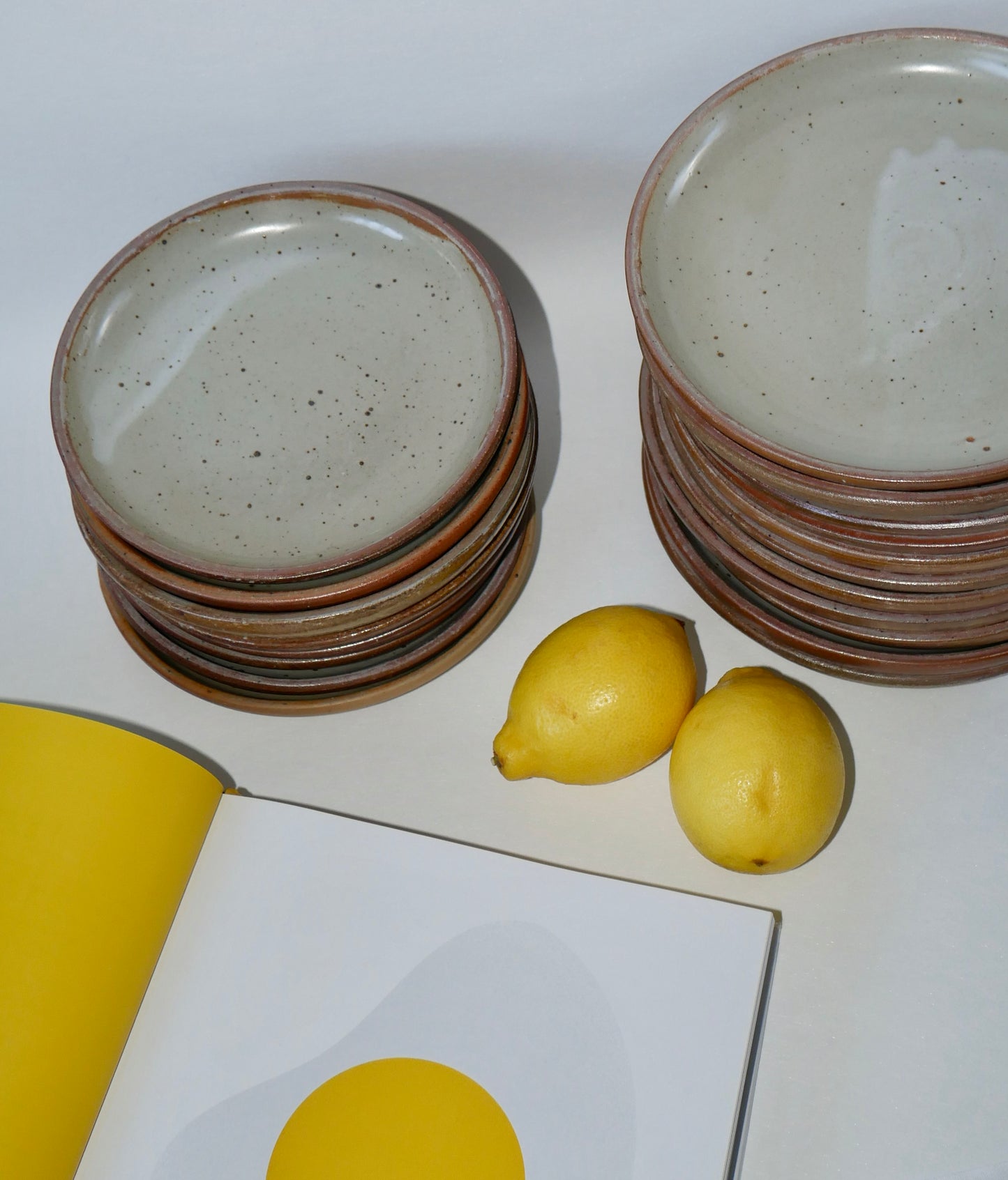 Lot de 5 petites assiettes plates en grès émaillé 1970