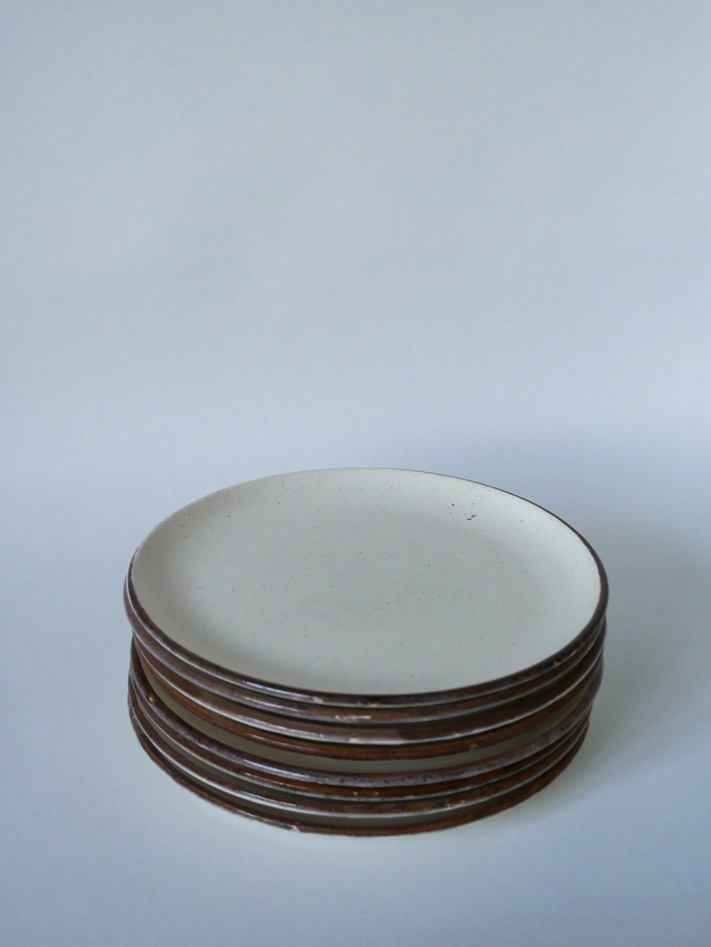 Lot de 8 assiettes plates en grès émaillées Made in France 1970