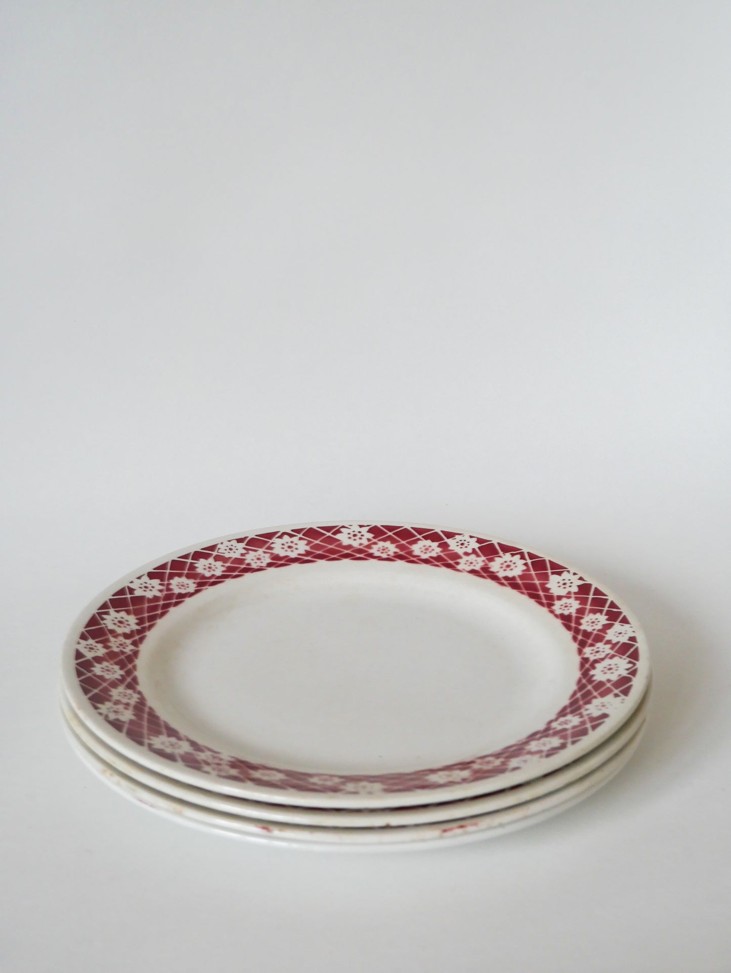 Lot de 4 assiettes plates Saint Amand contours fleurs bordeaux 1950