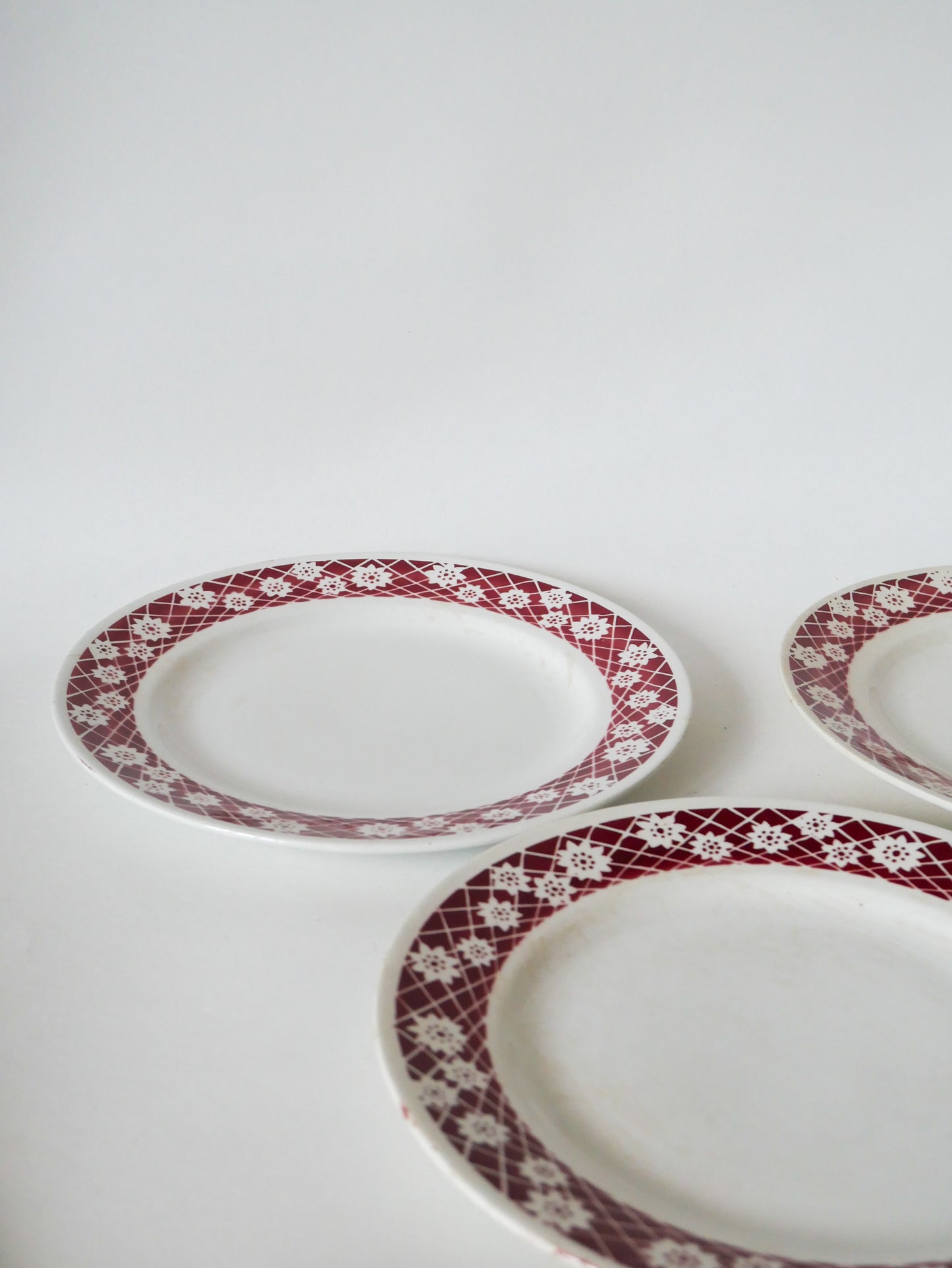 Lot de 4 assiettes plates Saint Amand contours fleurs bordeaux 1950