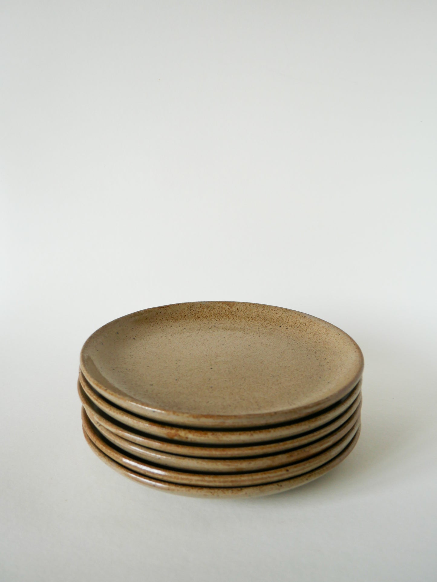 Lot de 6 assiettes plates en grès artisanal, 1960