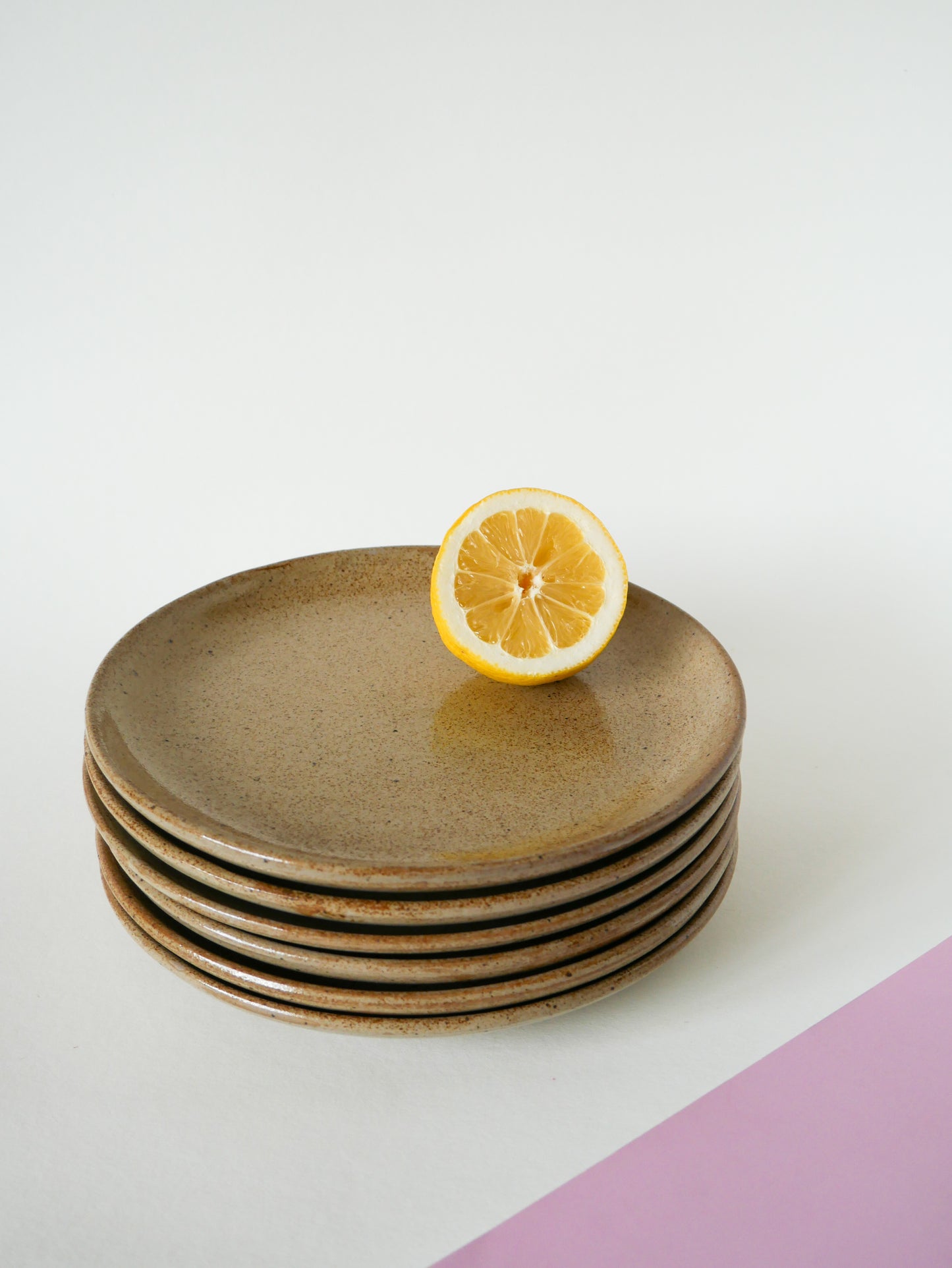 Lot de 6 assiettes plates en grès artisanal, 1960